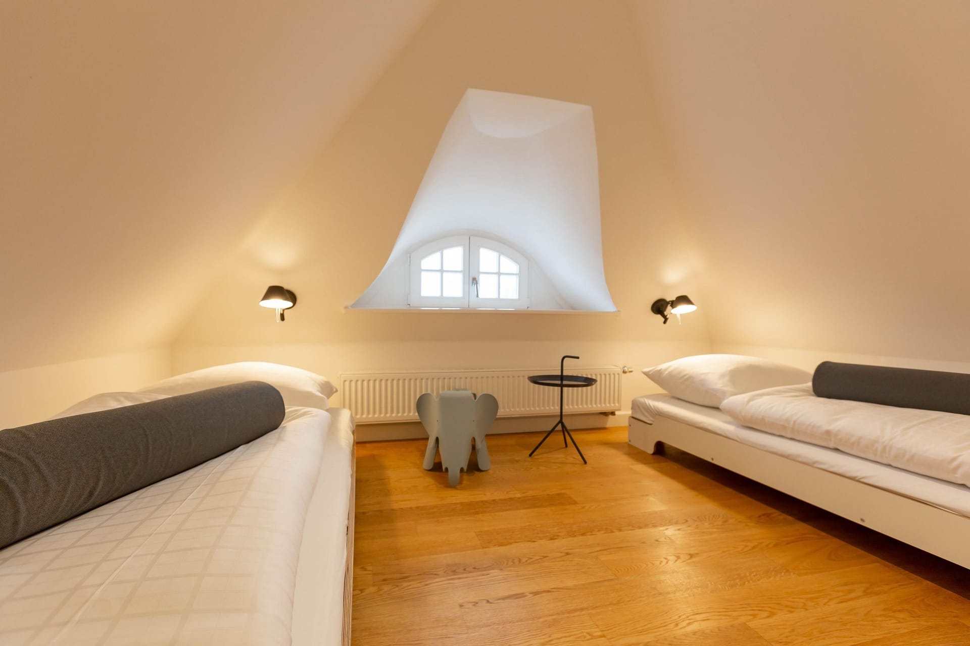 Gemütliches Schlafzimmer mit Einzelbetten