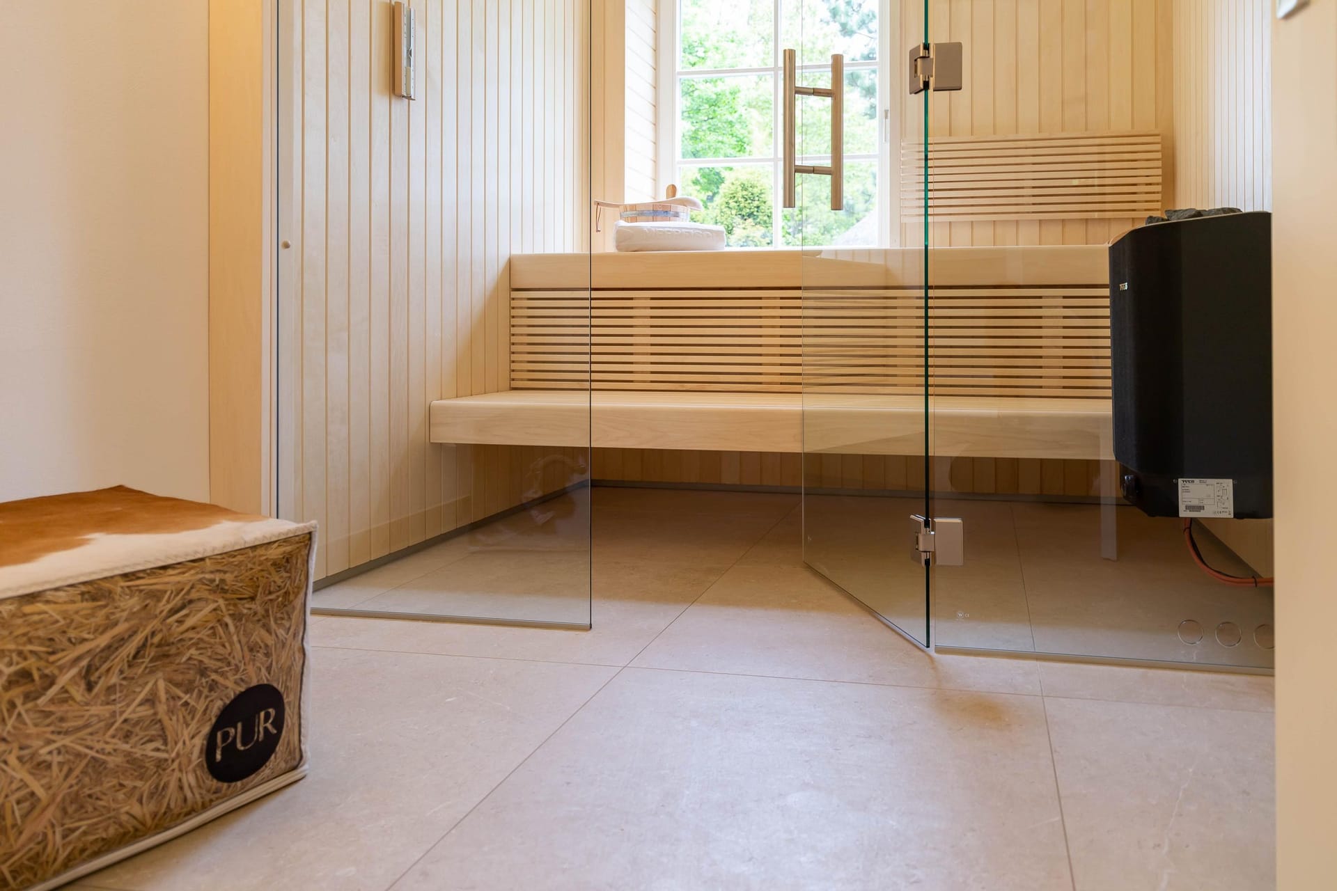 Moderne Sauna mit Holzverkleidung und Dusche