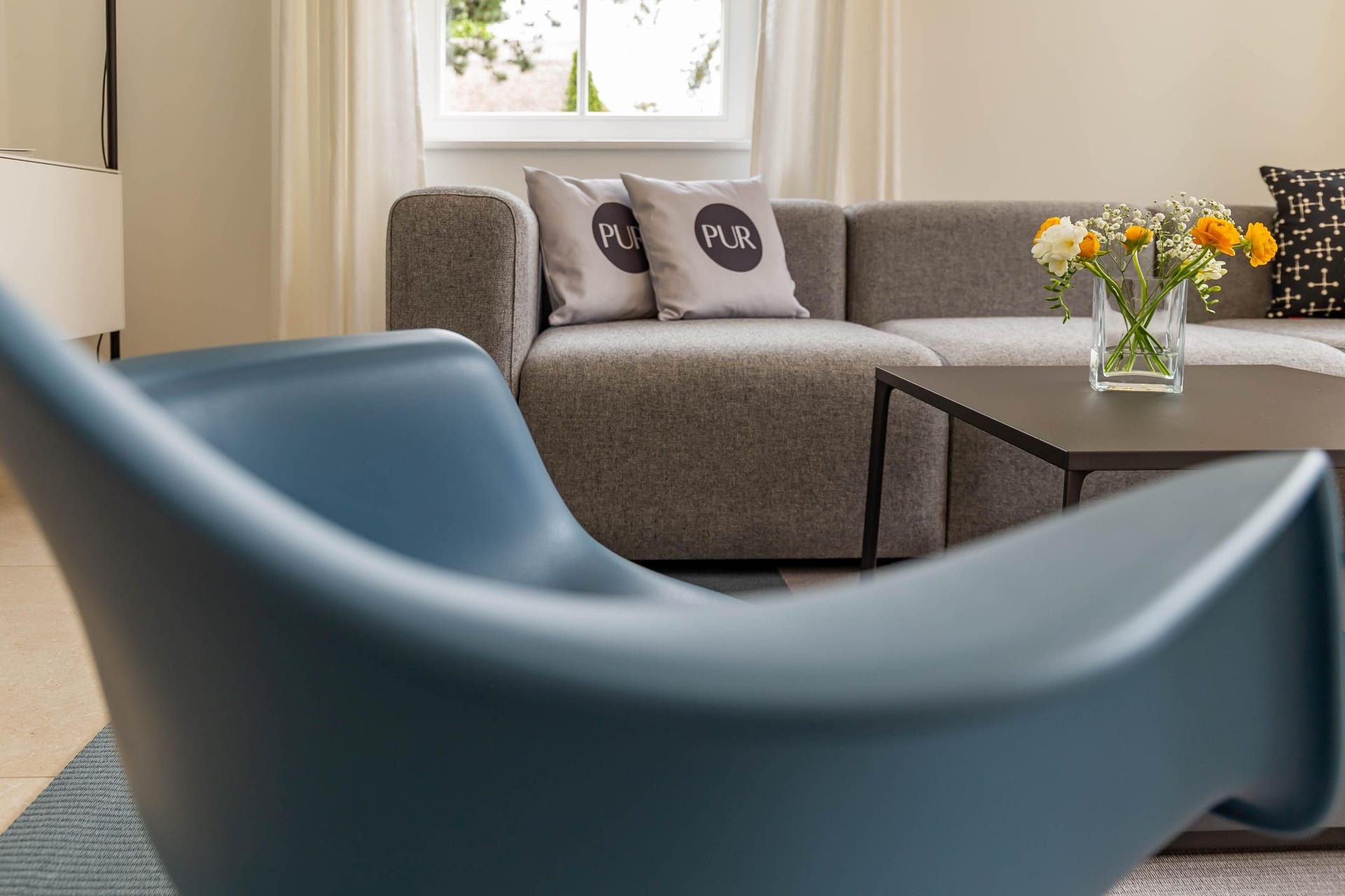 Gemütliches Wohnzimmer mit Sofa und Tisch