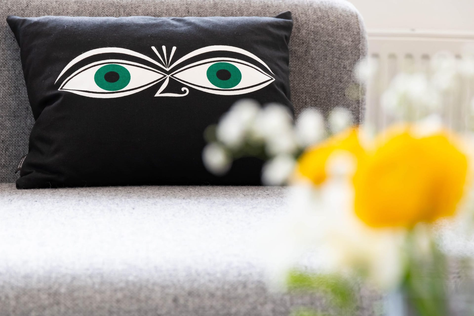 Wohnzimmer mit Kissen und grauem Sofa