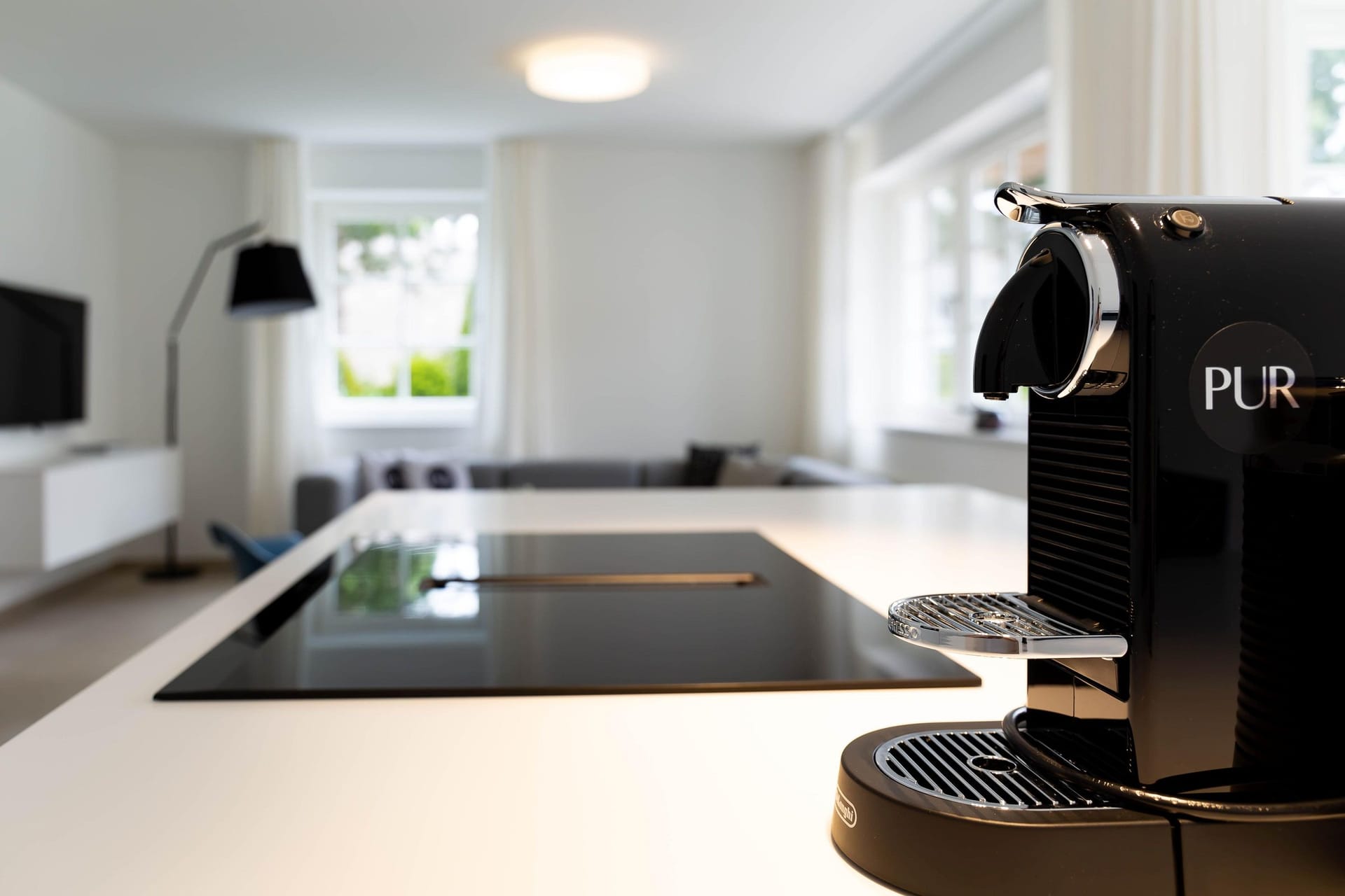 Moderne Küche mit Kaffeemaschine und Kochfeld