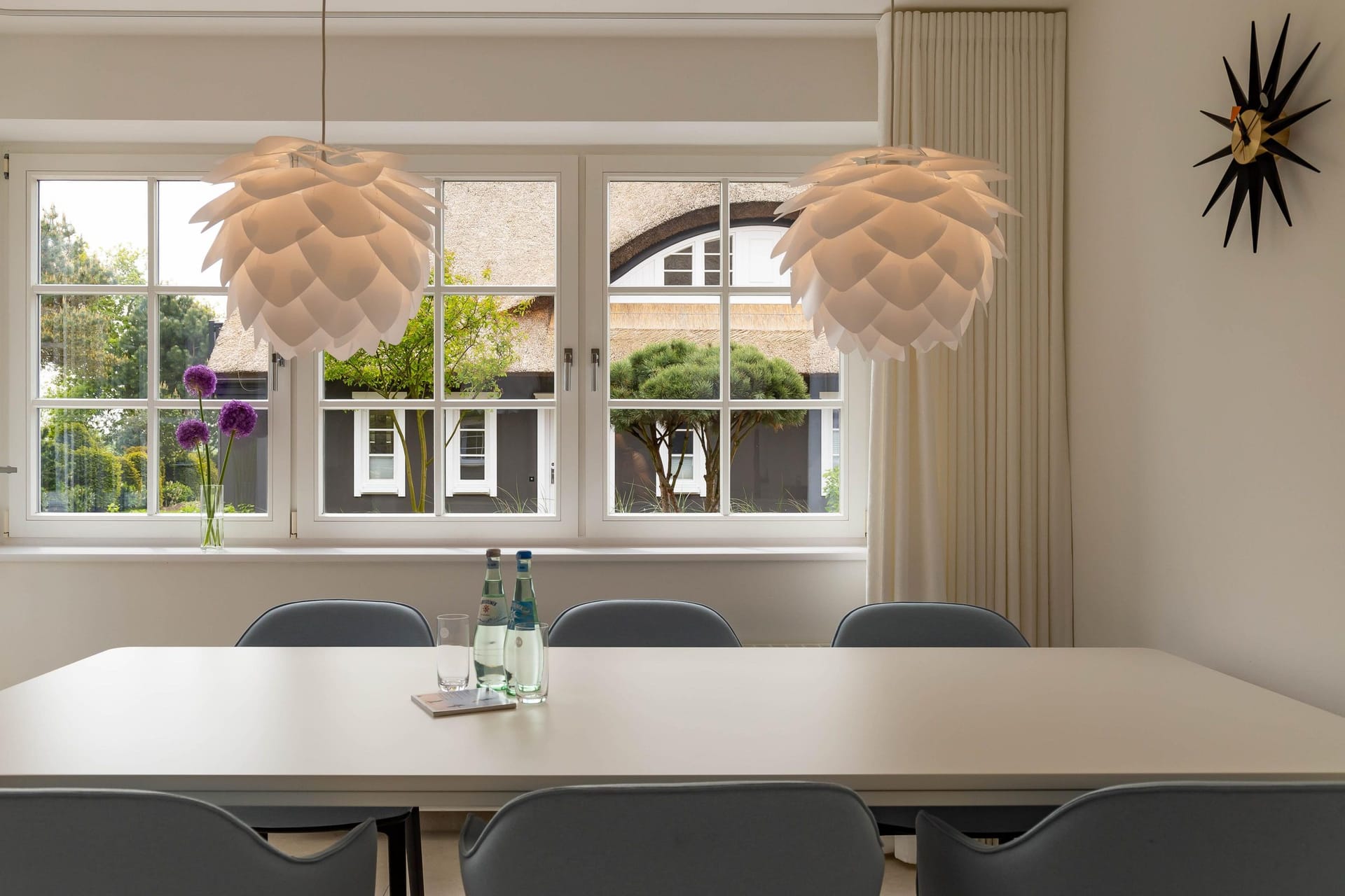 Essbereich mit Tisch und modernen Lampen