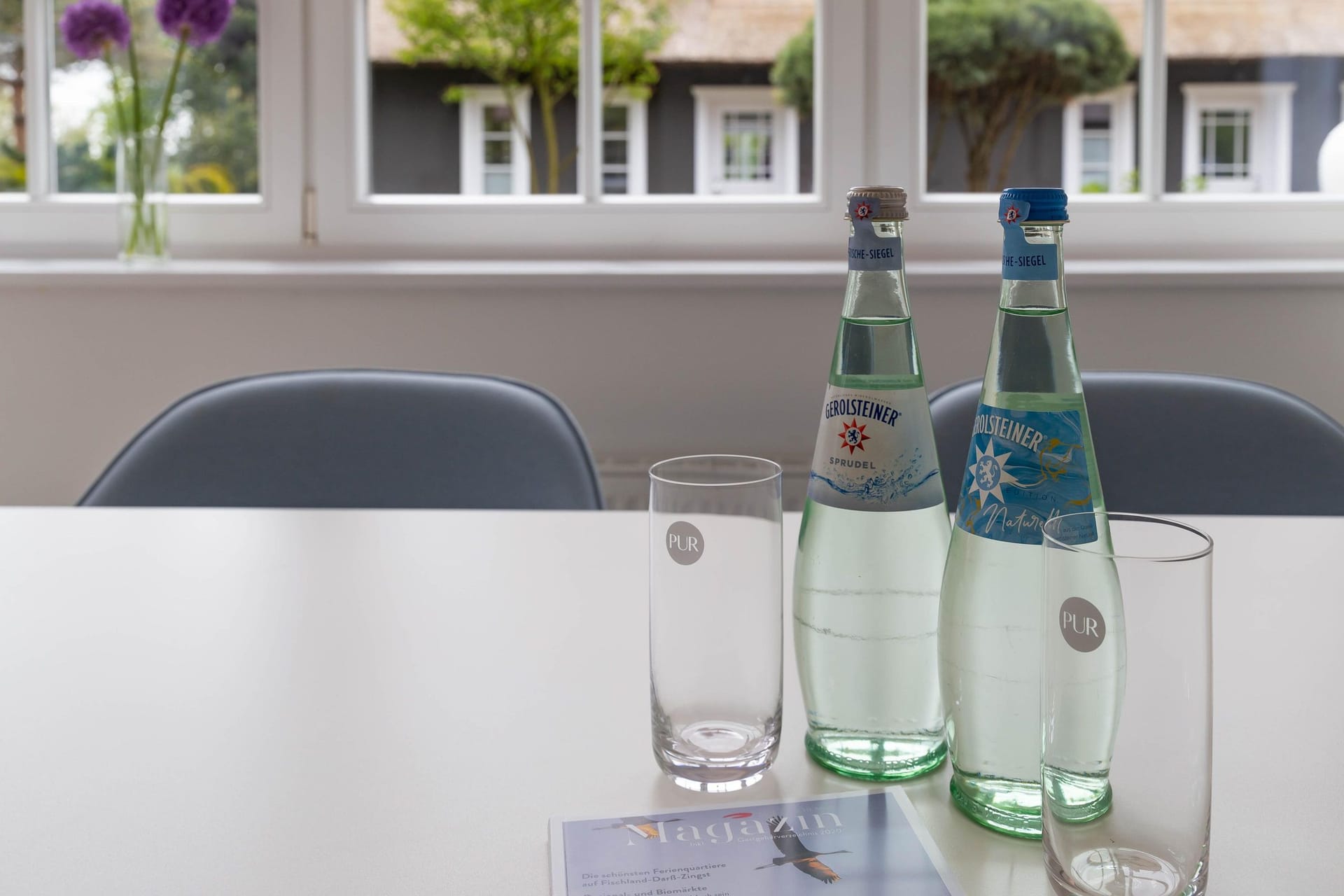 Küche mit Wasserflaschen und Gläsern