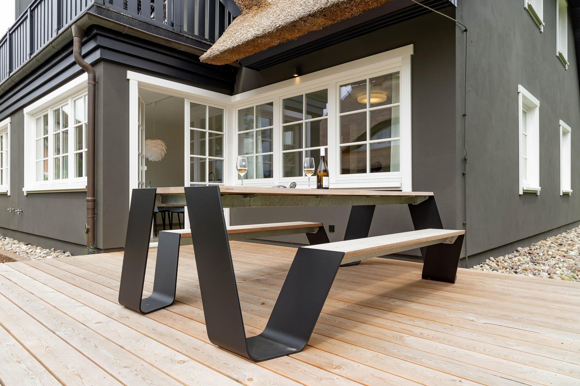Terrasse mit Tisch und stilvollen Stühlen