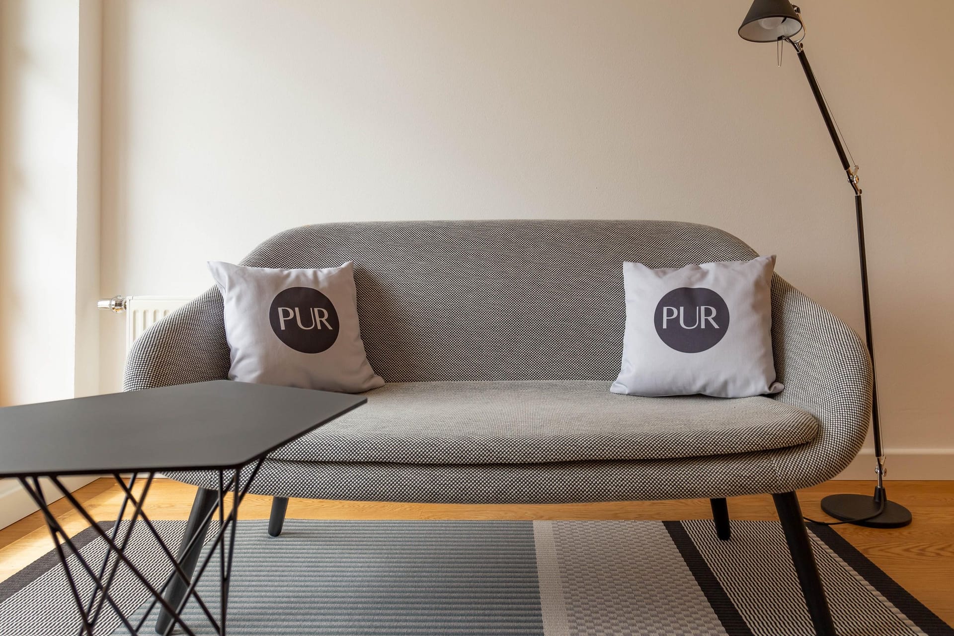 Gemütliches Wohnzimmer mit Sofa und Tisch