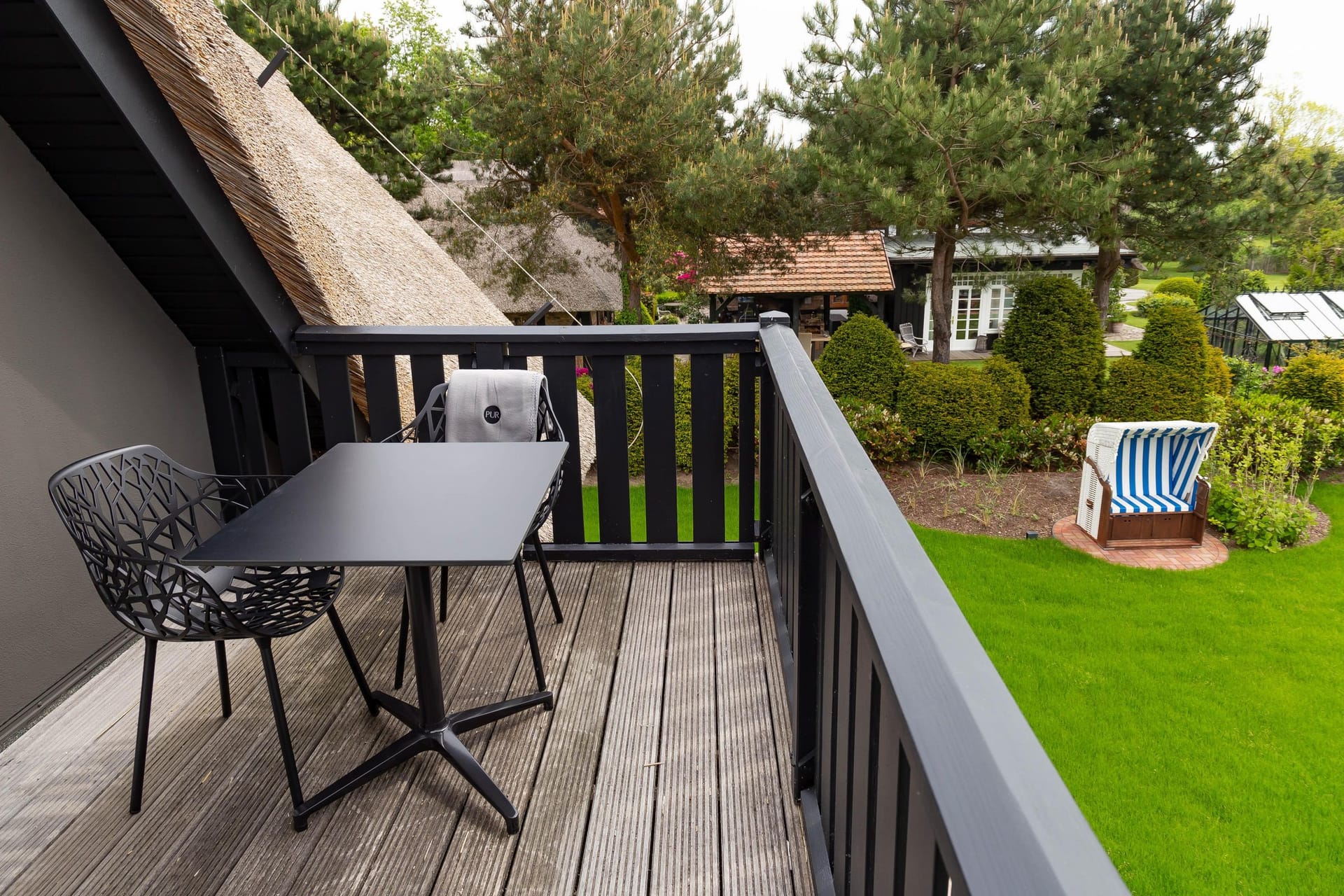 Balkon mit Tisch und Stühlen