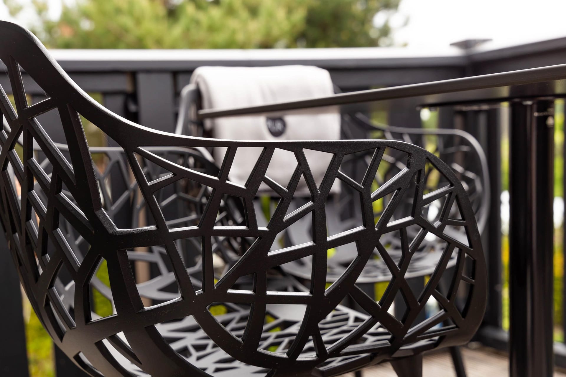 Balkon mit modernen Stühlen und Tisch