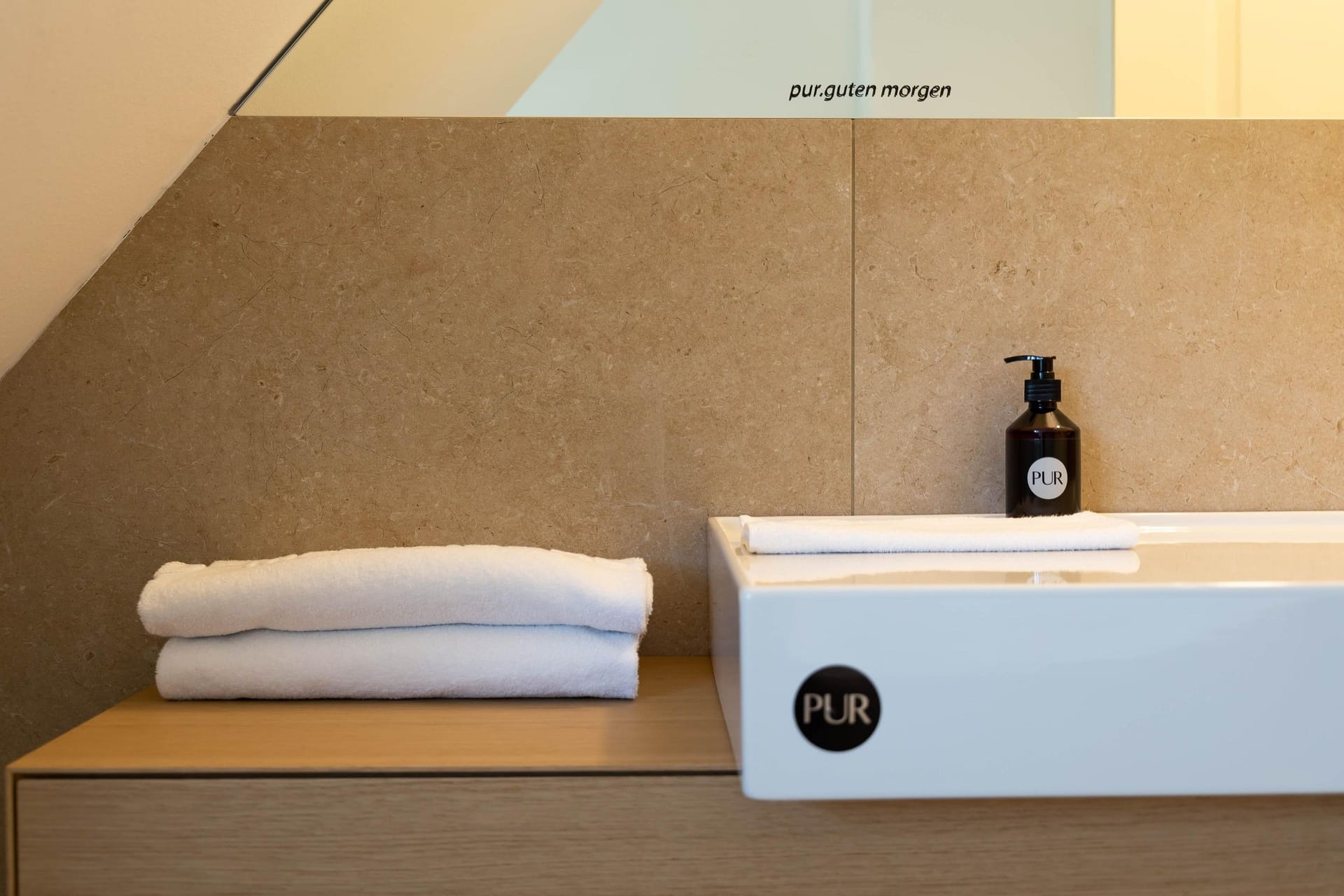 Modernes Badezimmer mit Waschbecken und Handtüchern