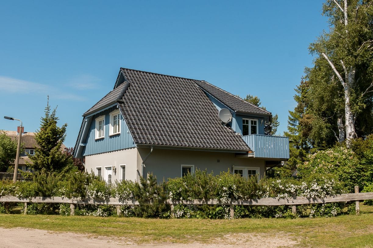 Außenansicht eines modernen Hauses mit Garten