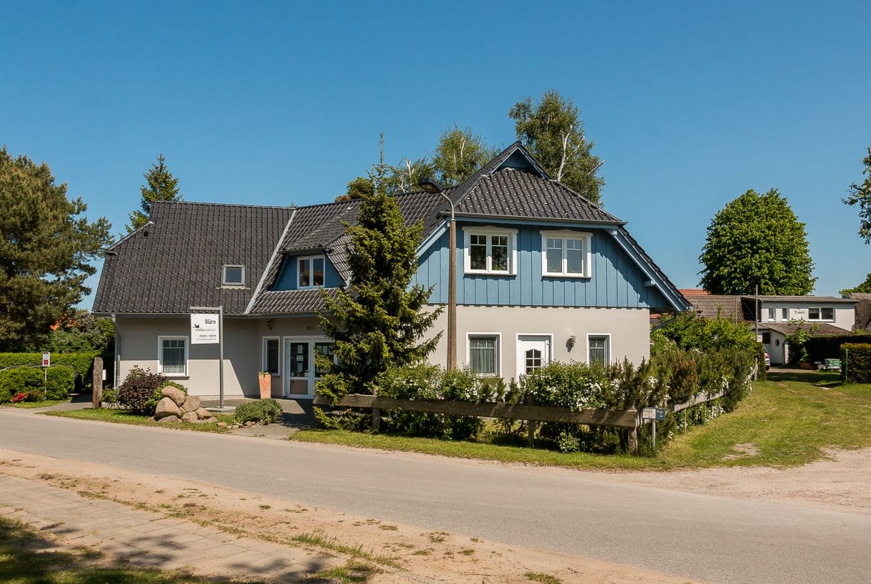 Außenansicht eines Ferienhauses mit Garten