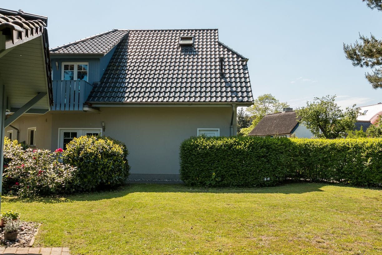Außenansicht eines Hauses mit Garten