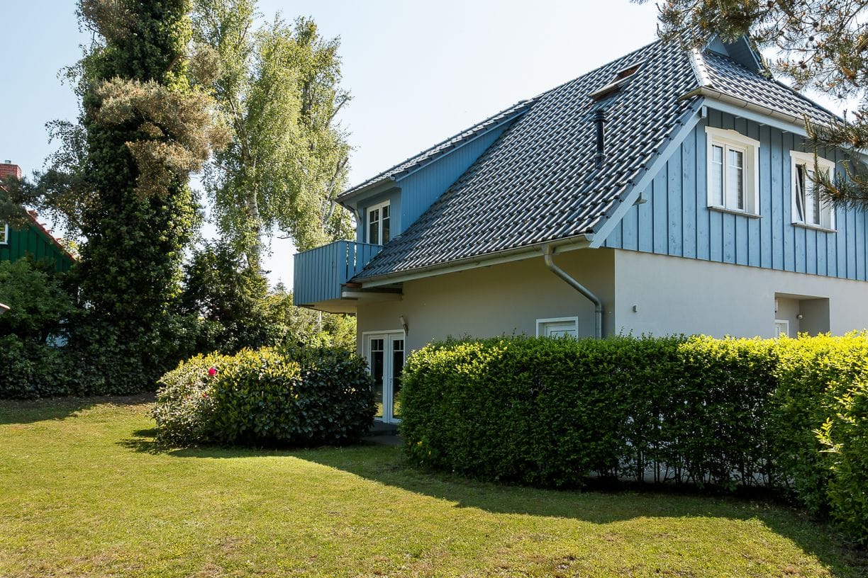 Außenansicht eines Hauses mit grünem Garten