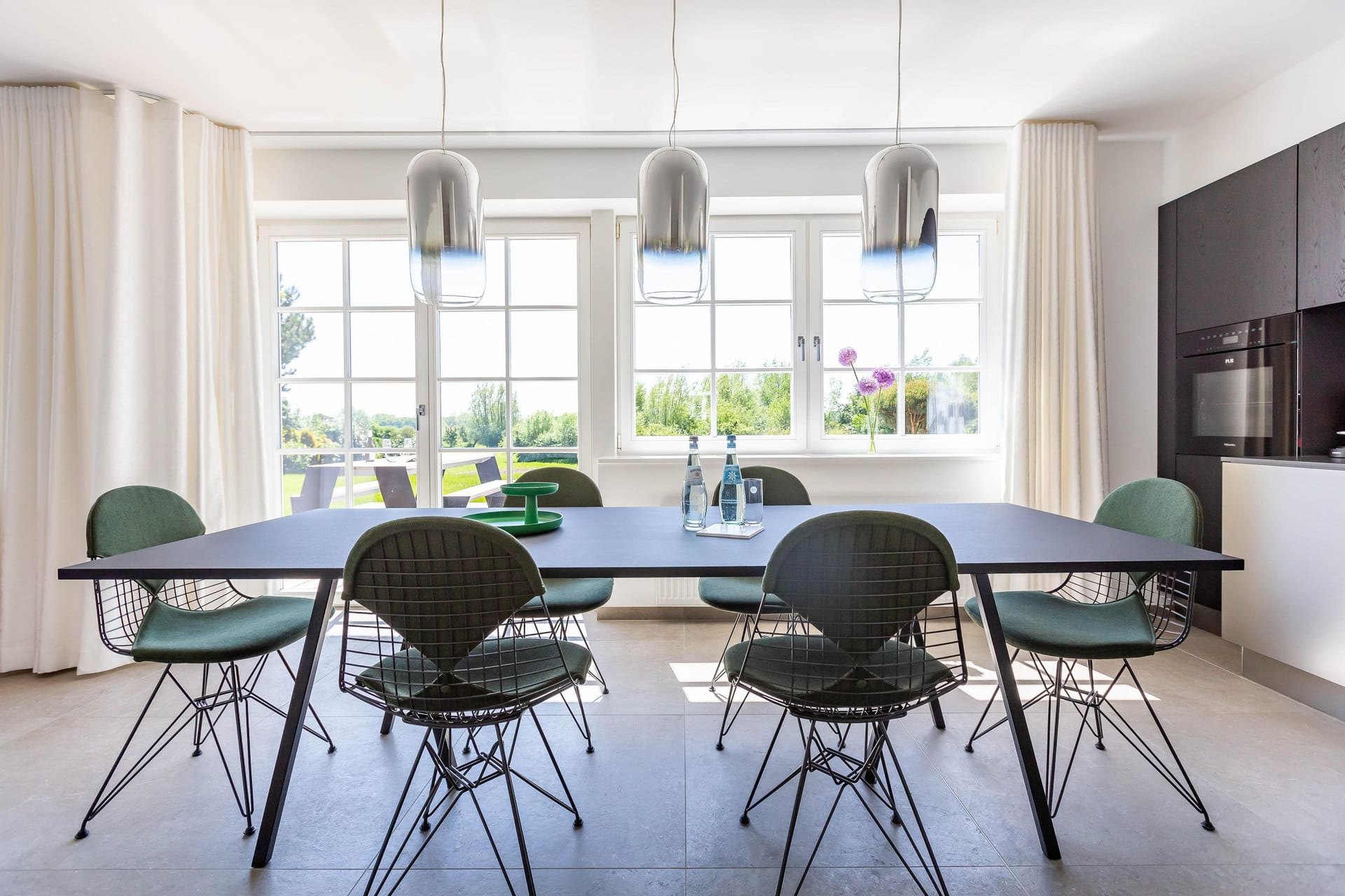 Moderne Küche mit Essbereich und großen Fenstern