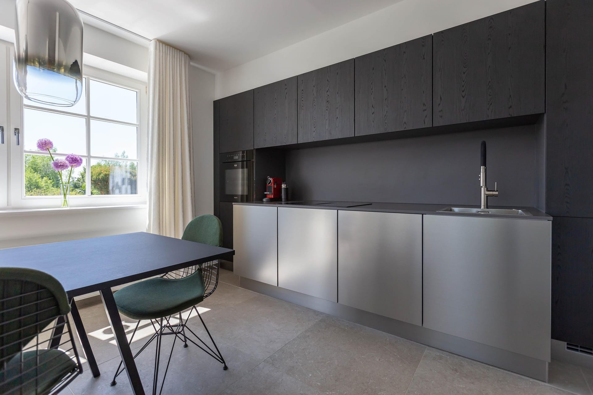 Moderne Küche mit Essbereich und Fenster
