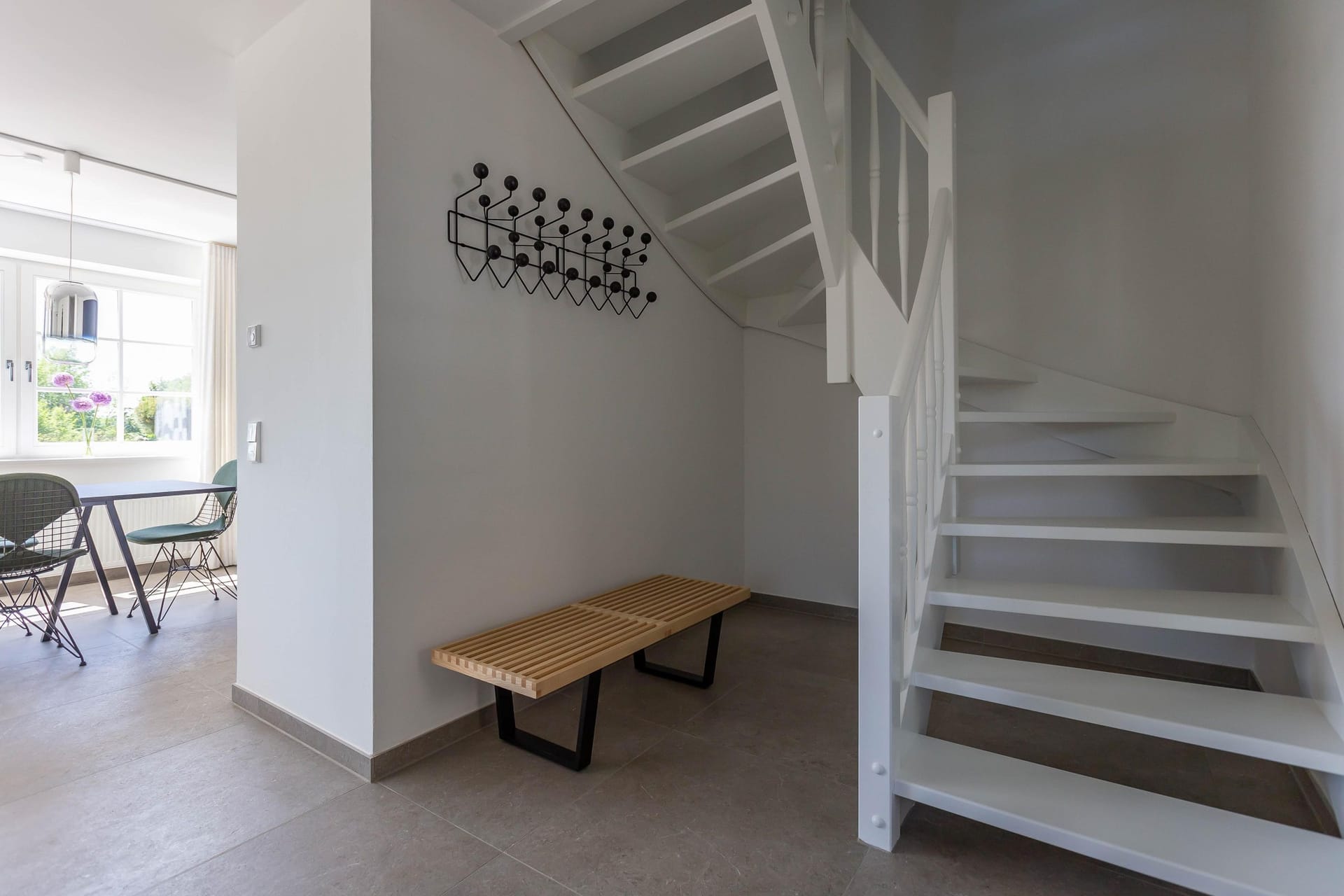 Eingangsbereich mit Treppe und Holzbank