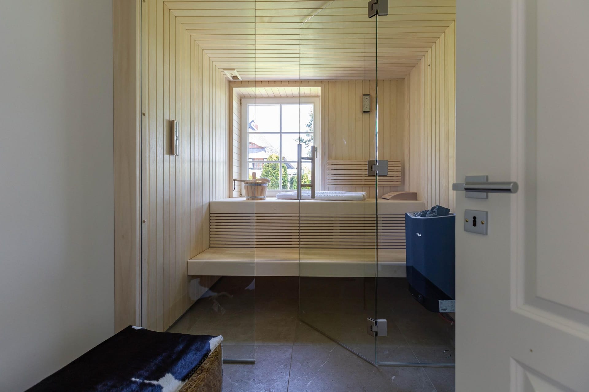 Moderne Sauna mit Fenster und Holzverkleidung