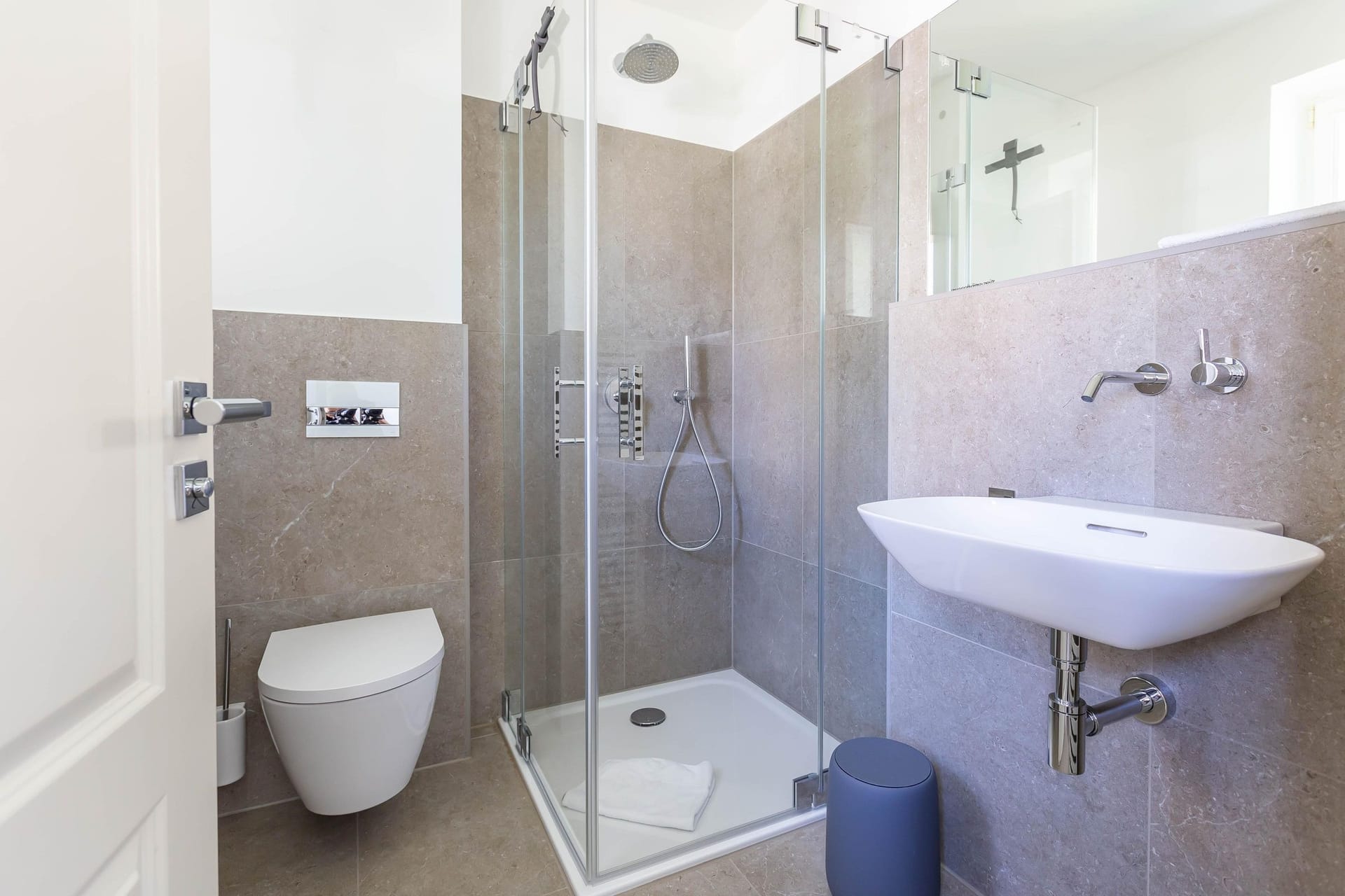 Modernes Badezimmer mit Dusche und Waschbecken