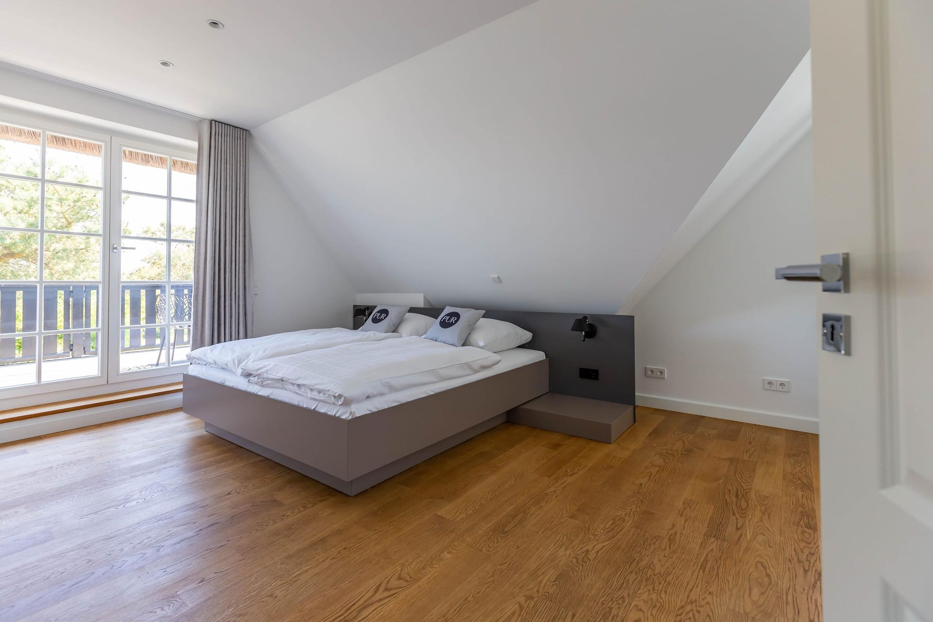 Modernes Schlafzimmer mit Zugang zur Terrasse