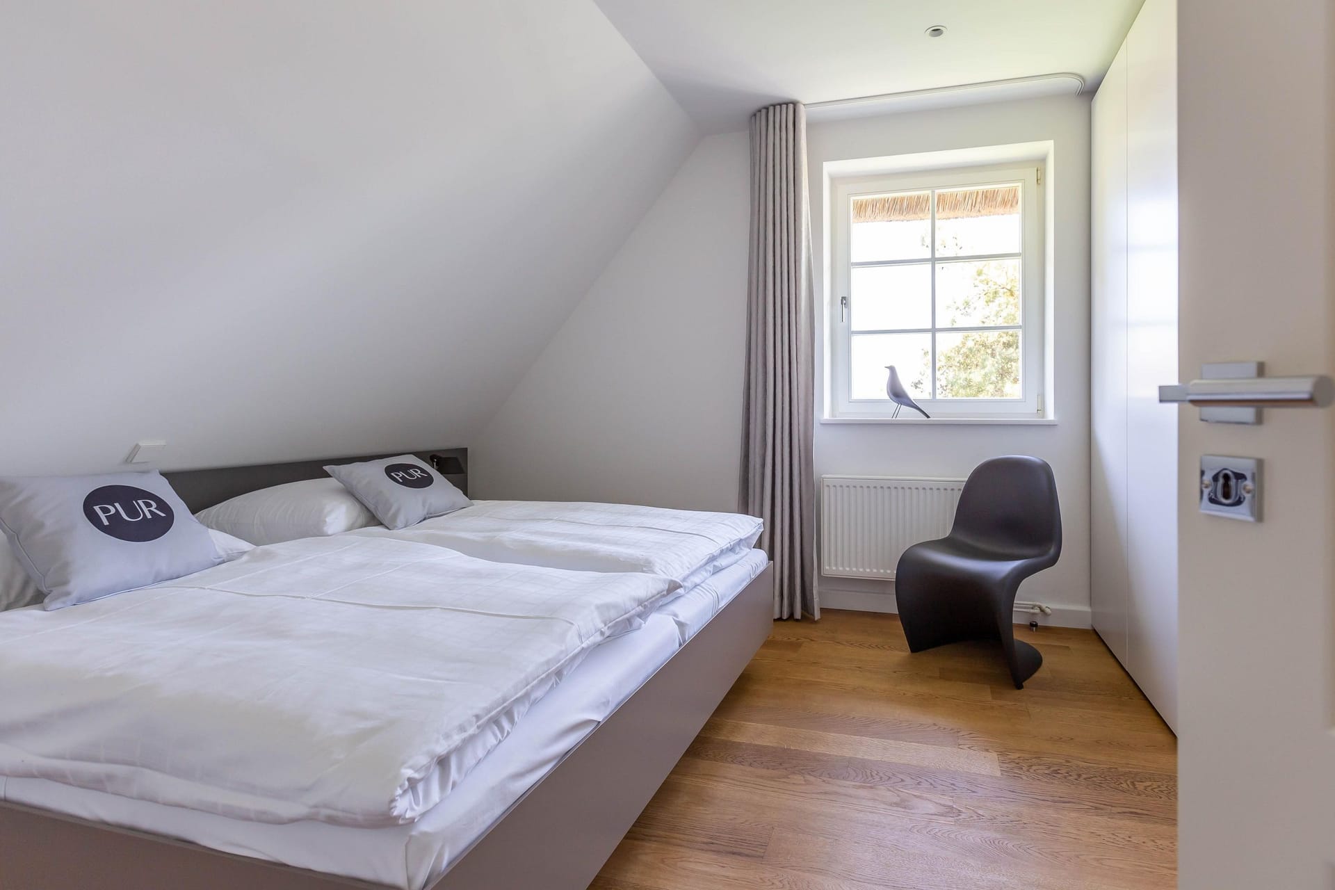 Helles Schlafzimmer mit Doppelbett