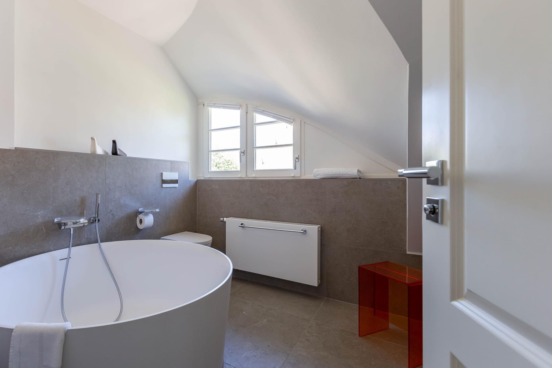 Modernes Badezimmer mit freistehender Badewanne