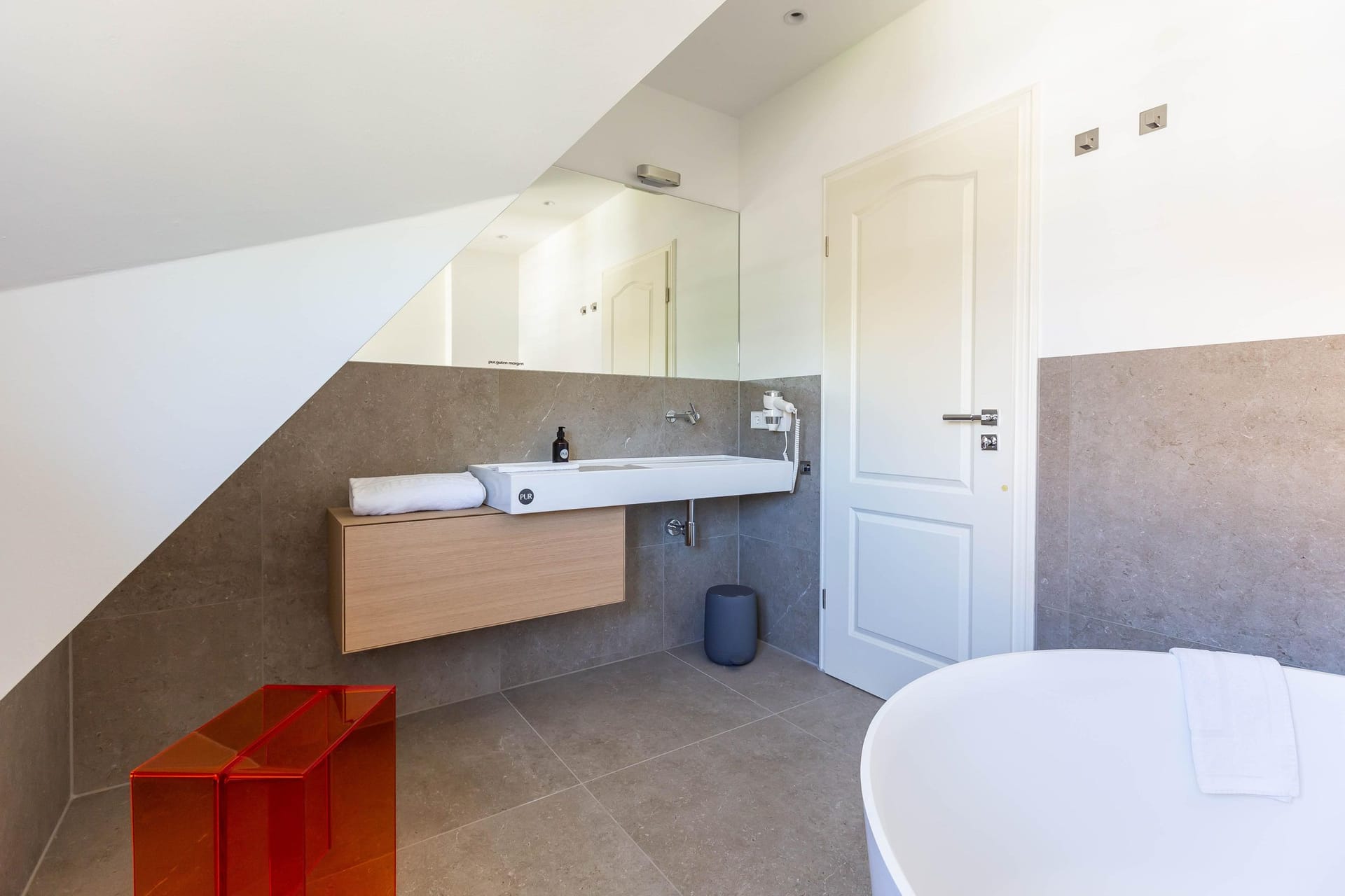 Modernes Badezimmer mit Badewanne und Waschbecken