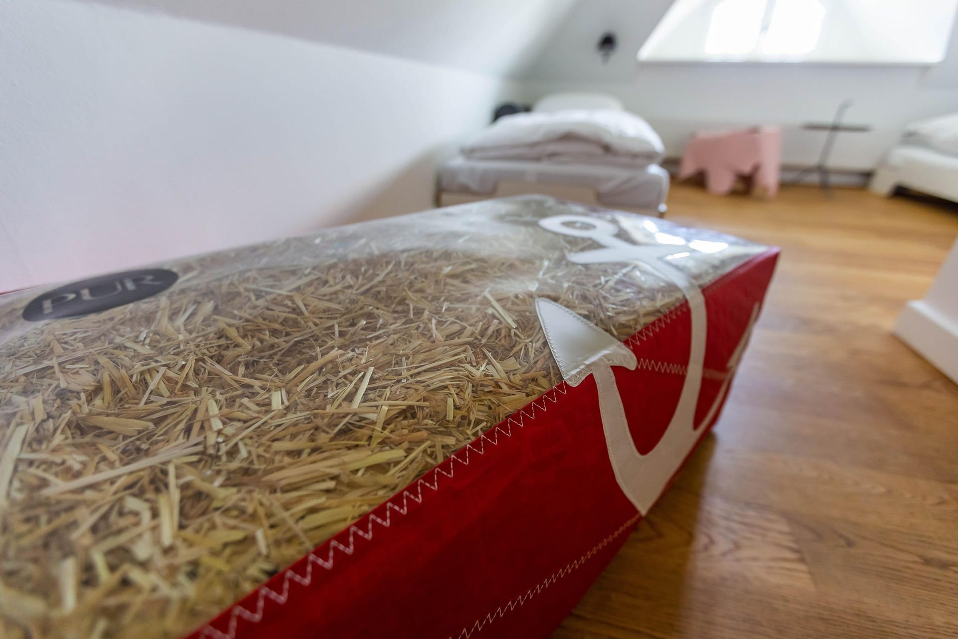 Schlafzimmer mit Bett und transparenter Matratze