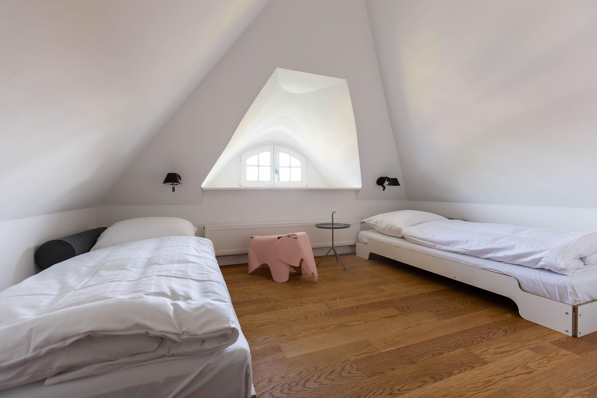 Schlafzimmer mit zwei Betten und Holzboden