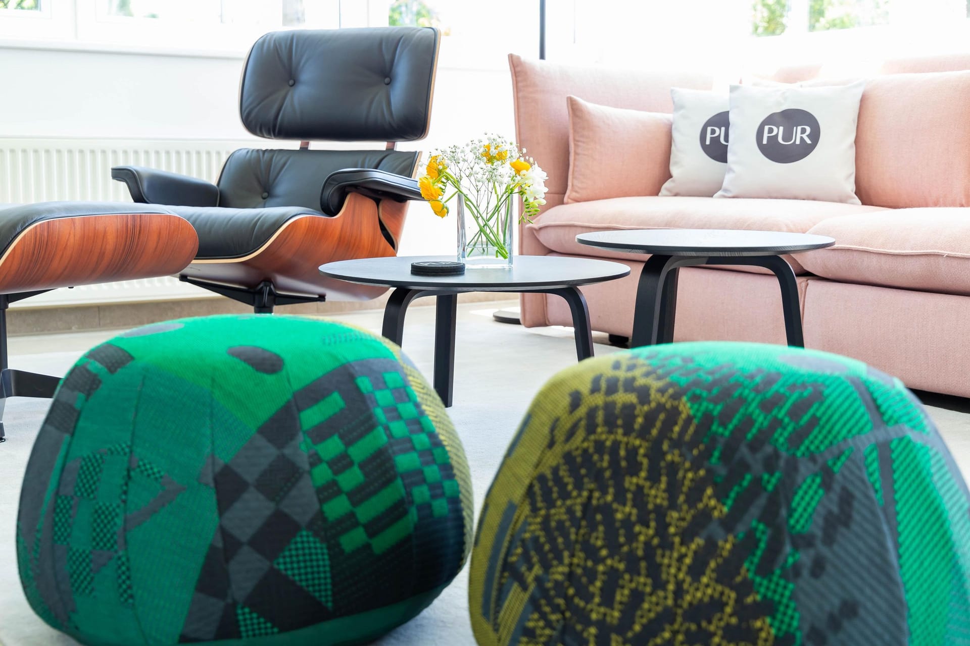 Modernes Wohnzimmer mit Sessel und Sofa