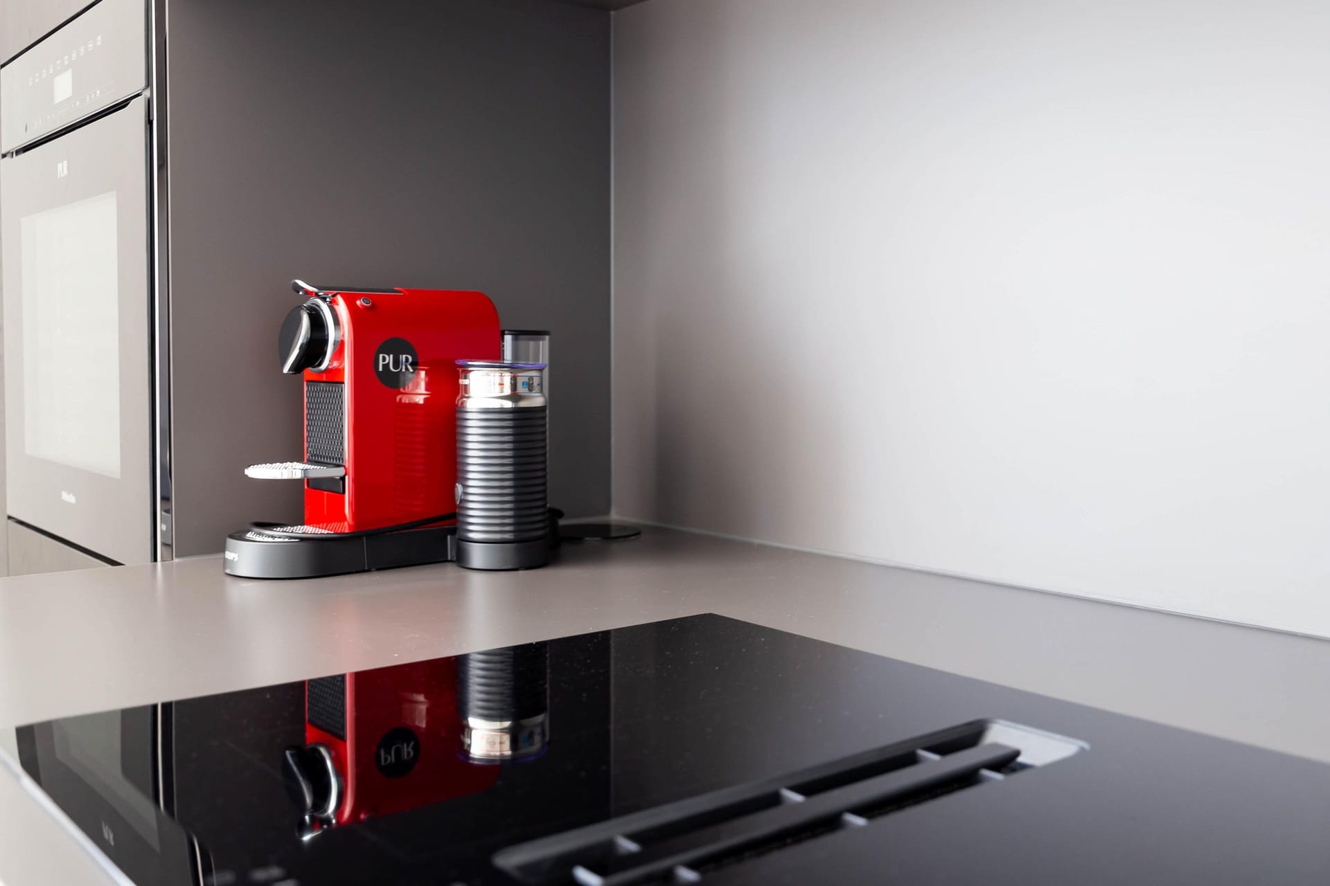 Moderne Küche mit roter Kaffeemaschine