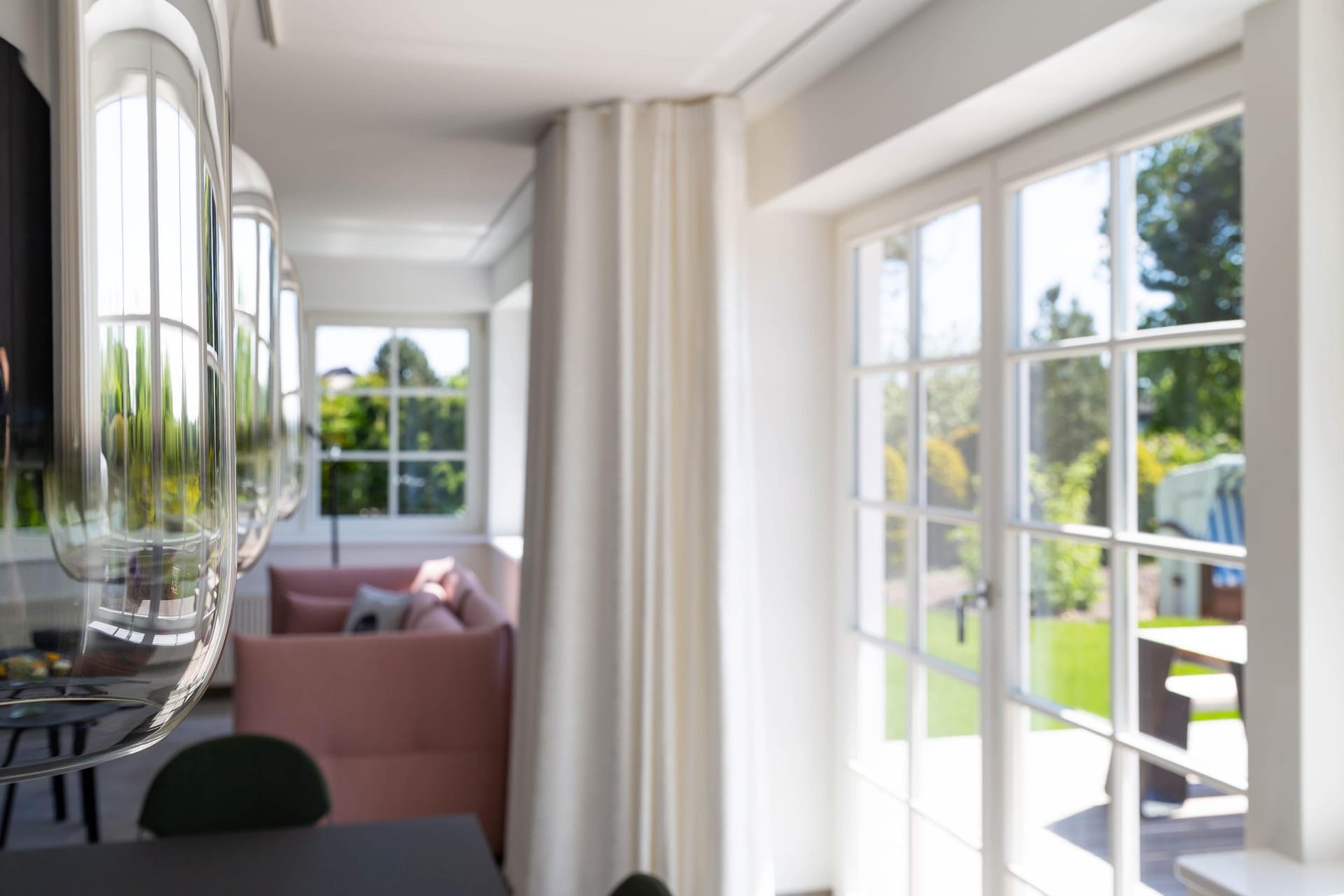 Helles Wohnzimmer mit großen Fenstern