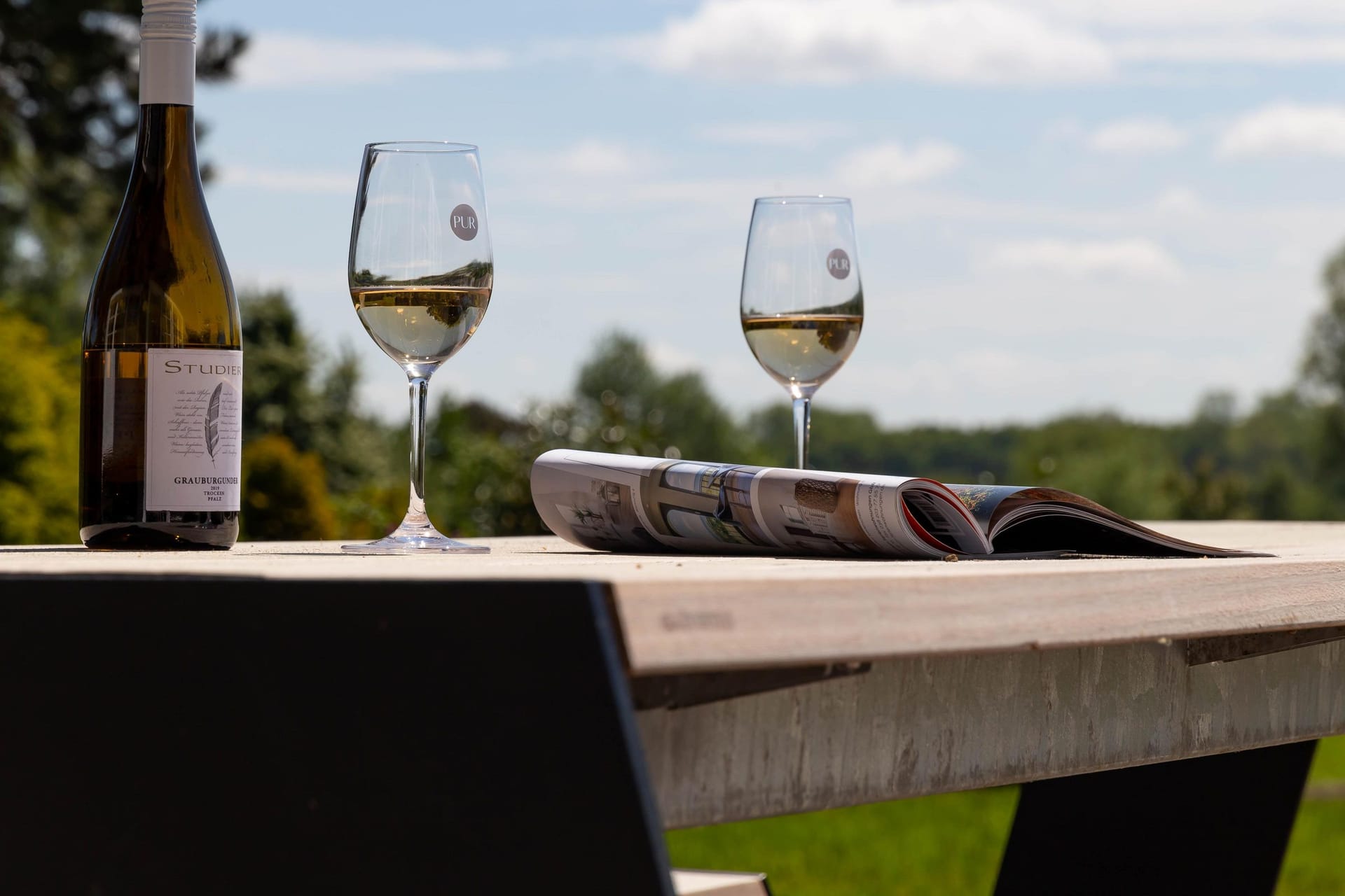 Terrasse mit Wein und Magazinen