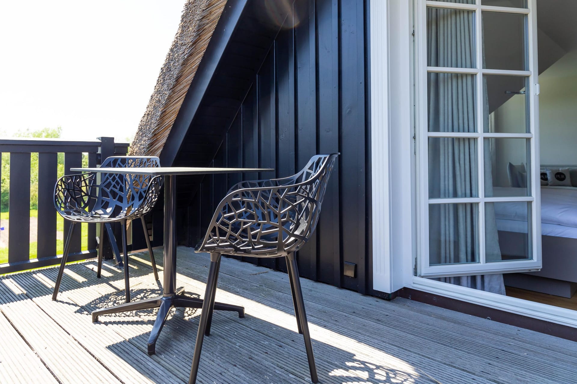 Terrasse mit Tisch und modernen Stühlen