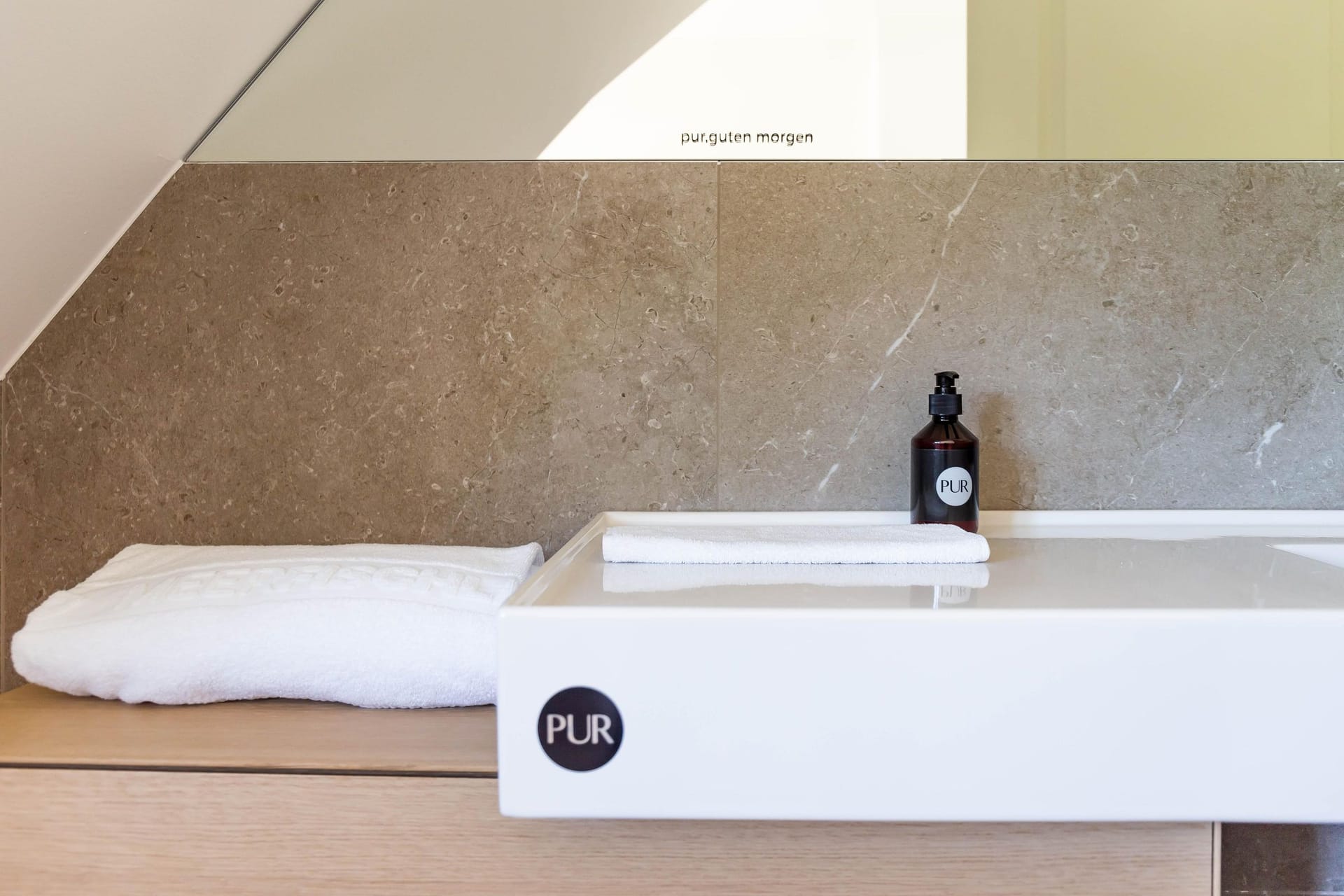 Modernes Badezimmer mit elegantem Waschbecken