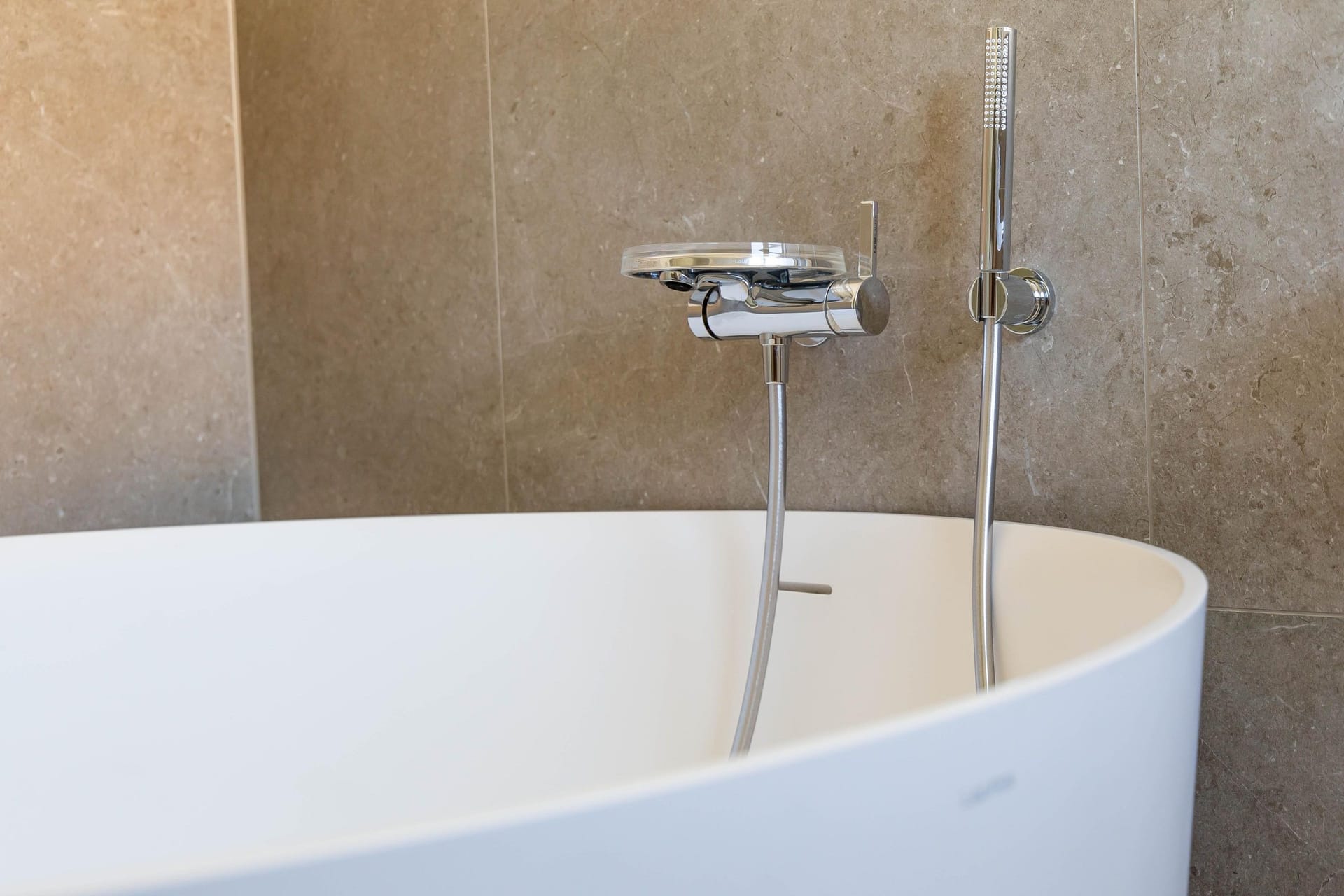 Modernes Badezimmer mit freistehender Badewanne