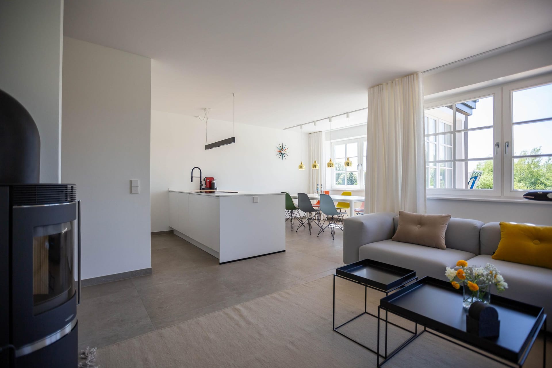 Helles Wohnzimmer mit offener Küche