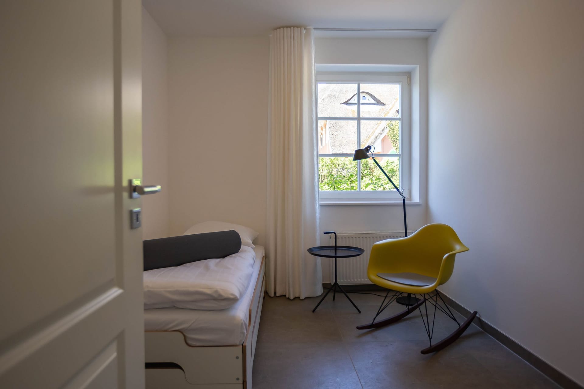 Schlafzimmer mit Einzelbett und Leselampe