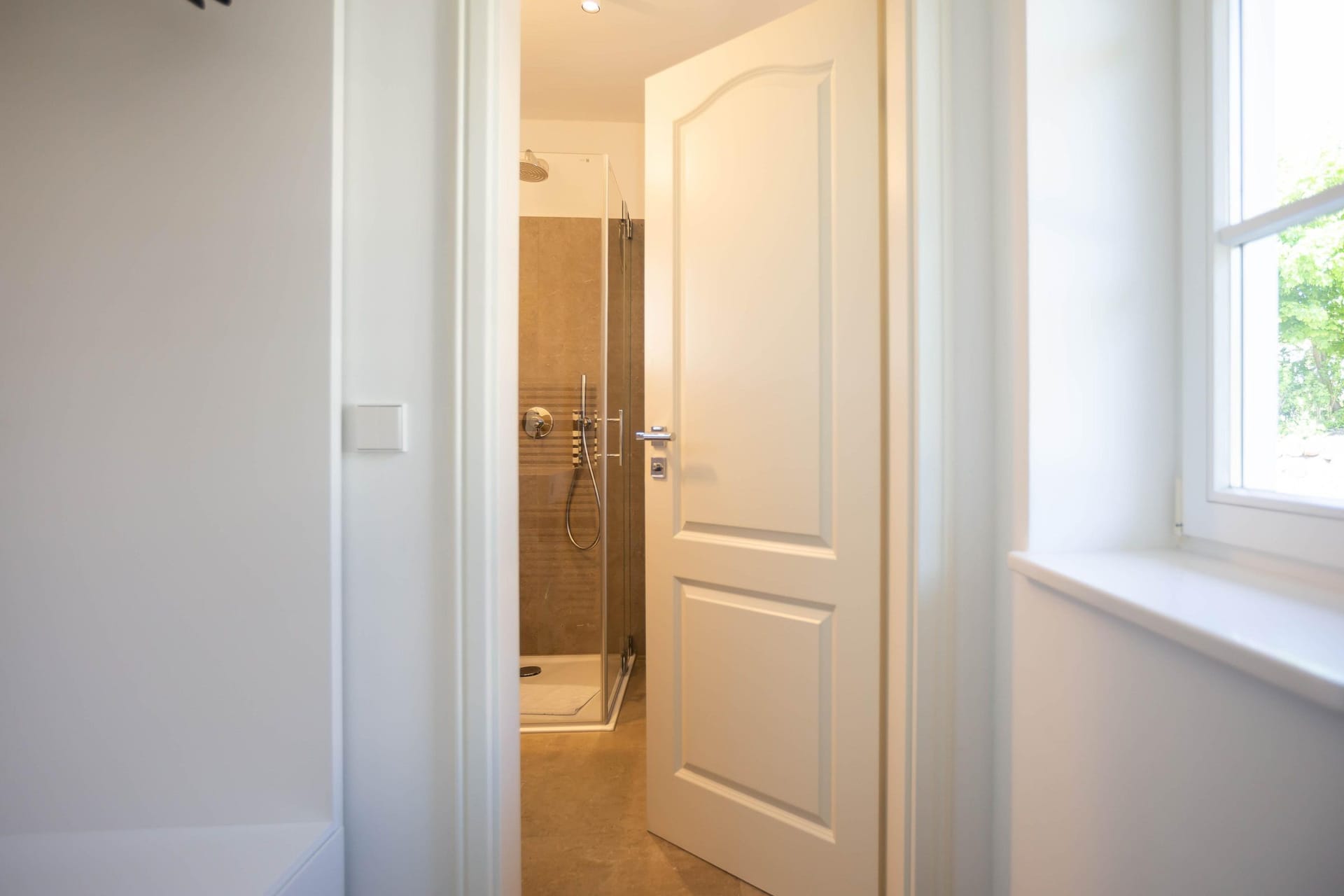 Badezimmer mit Dusche und Tageslicht
