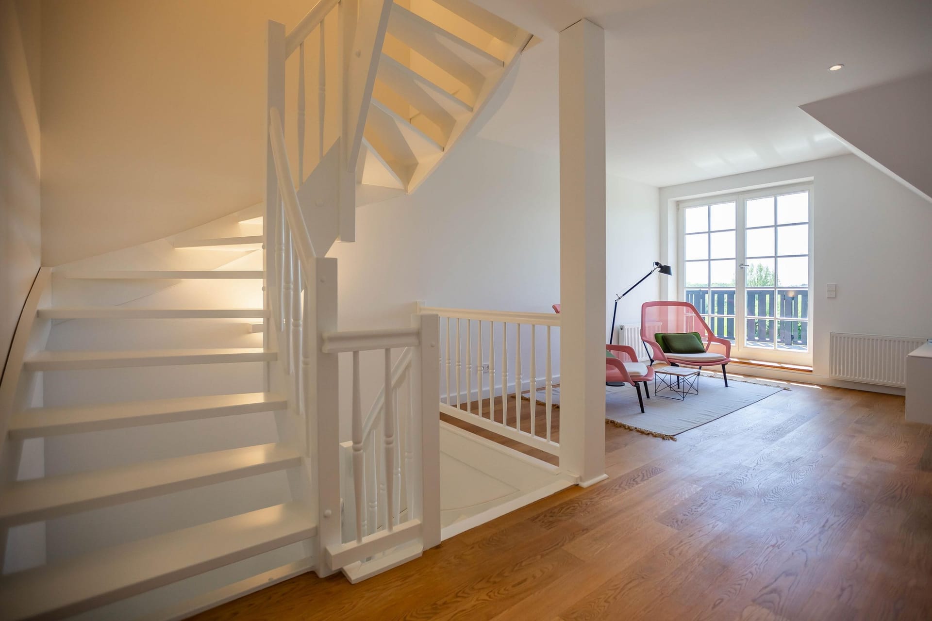 Heller Wohnbereich mit Treppe und Sitzgelegenheiten