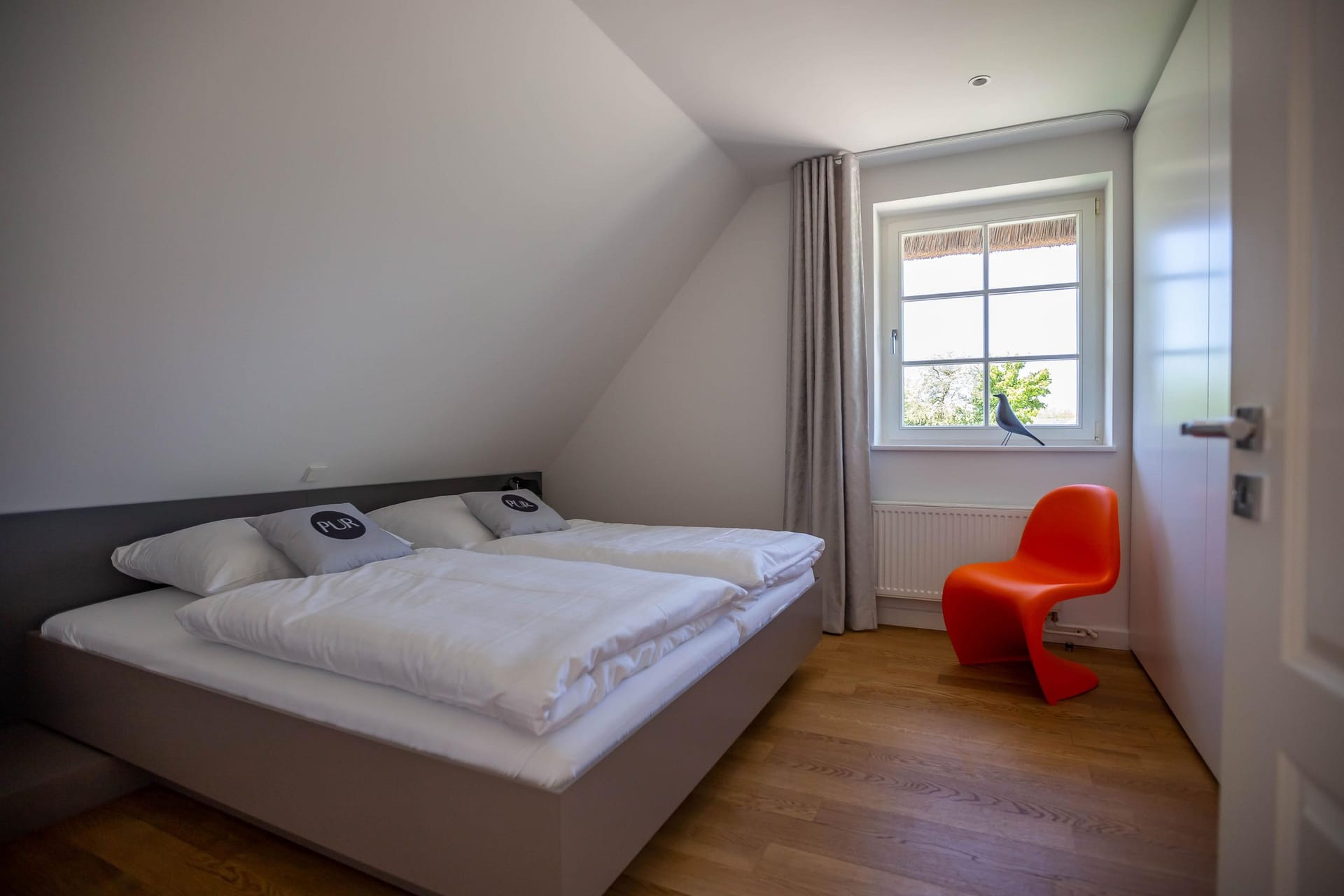 Schlafzimmer mit Doppelbett und Fenster