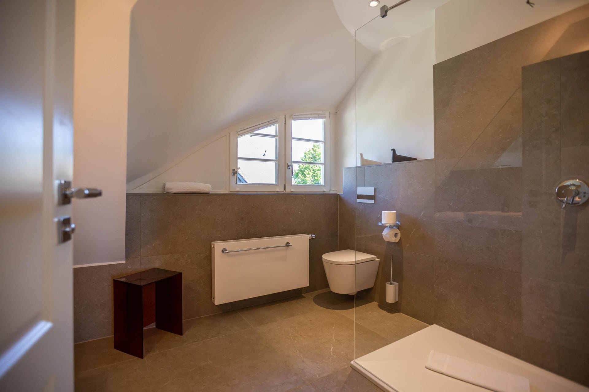 Modernes Badezimmer mit Dusche und Fenster