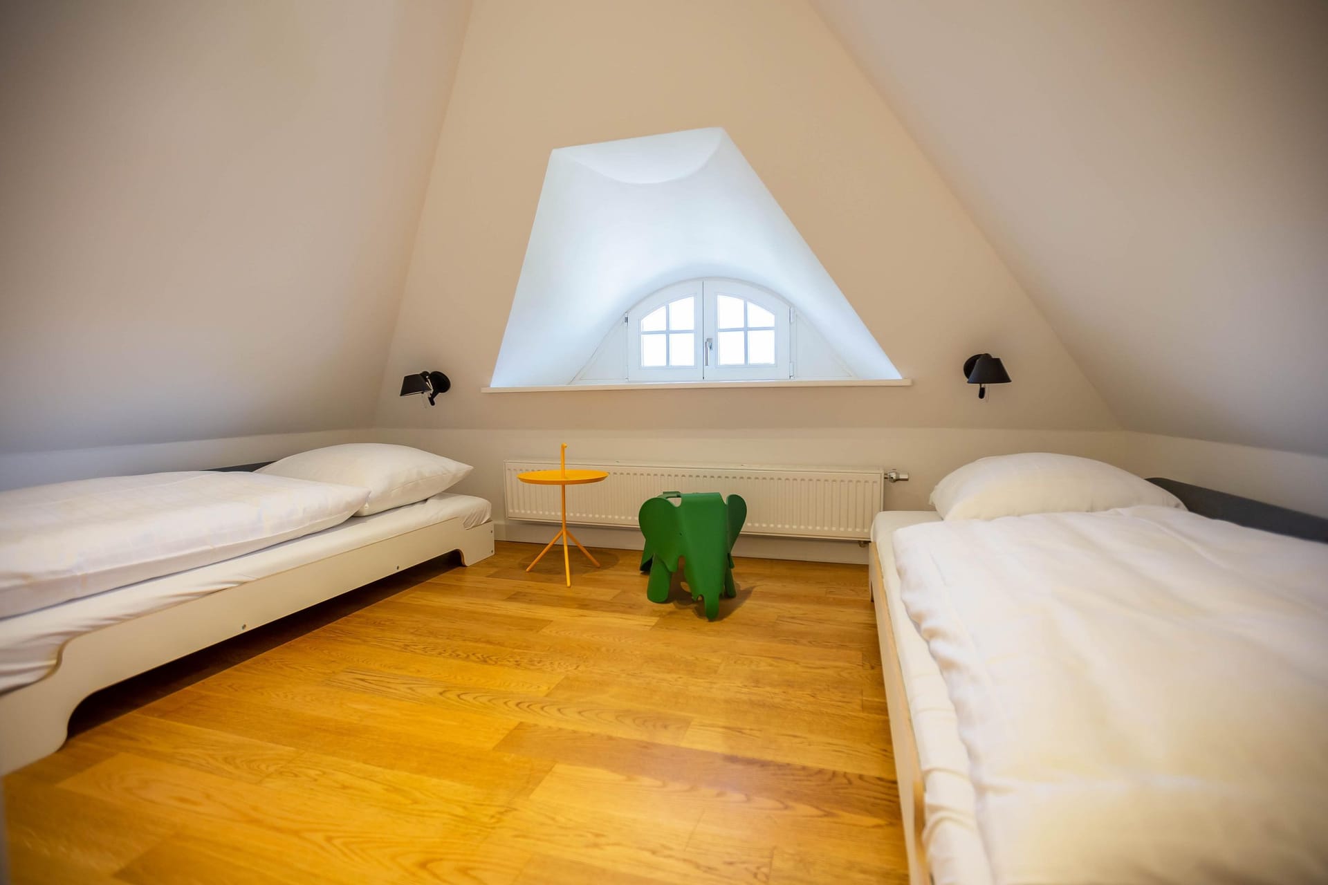 Schlafzimmer mit zwei Einzelbetten und Tisch
