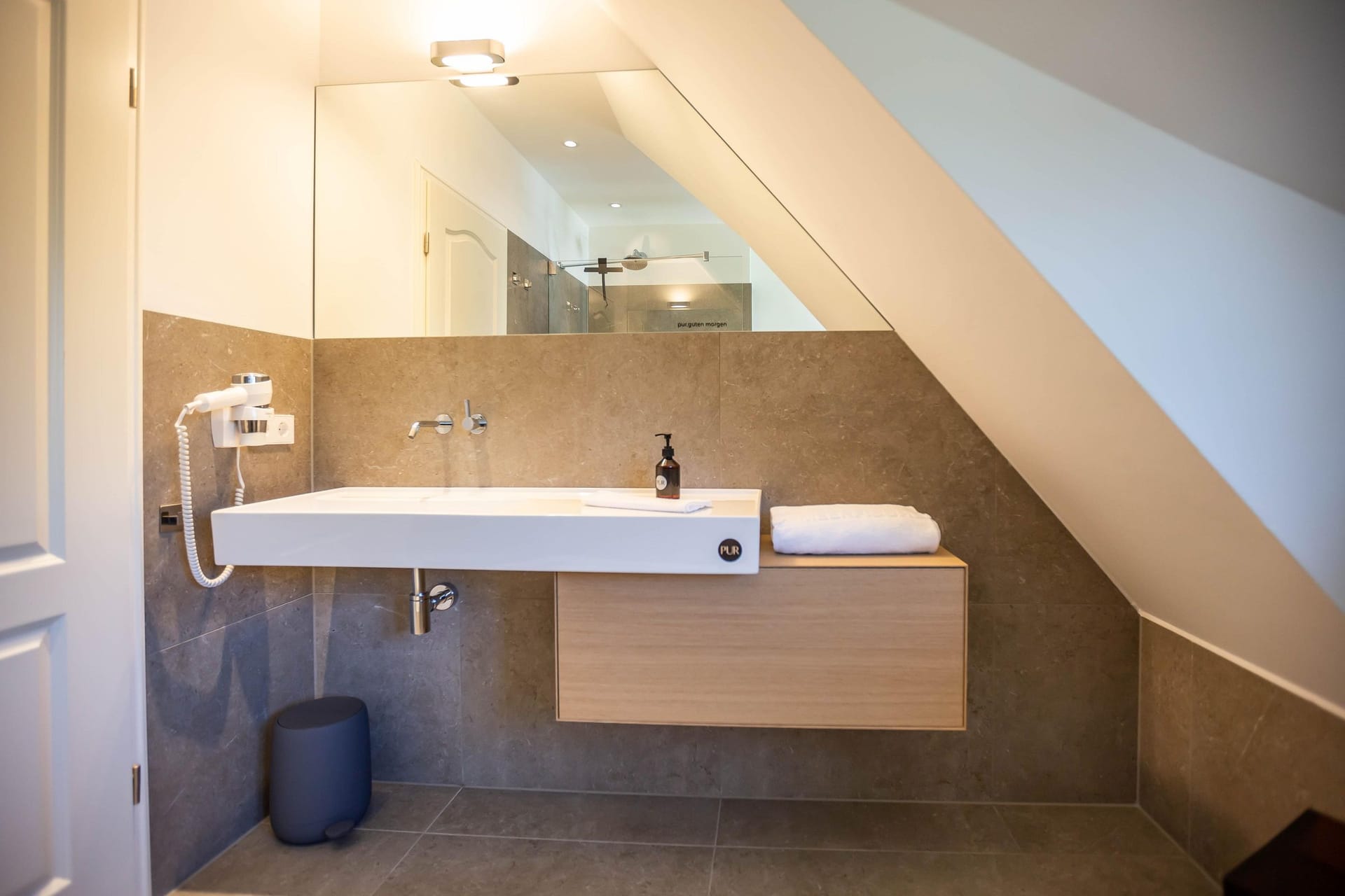 Modernes Badezimmer mit Waschbecken und Spiegel