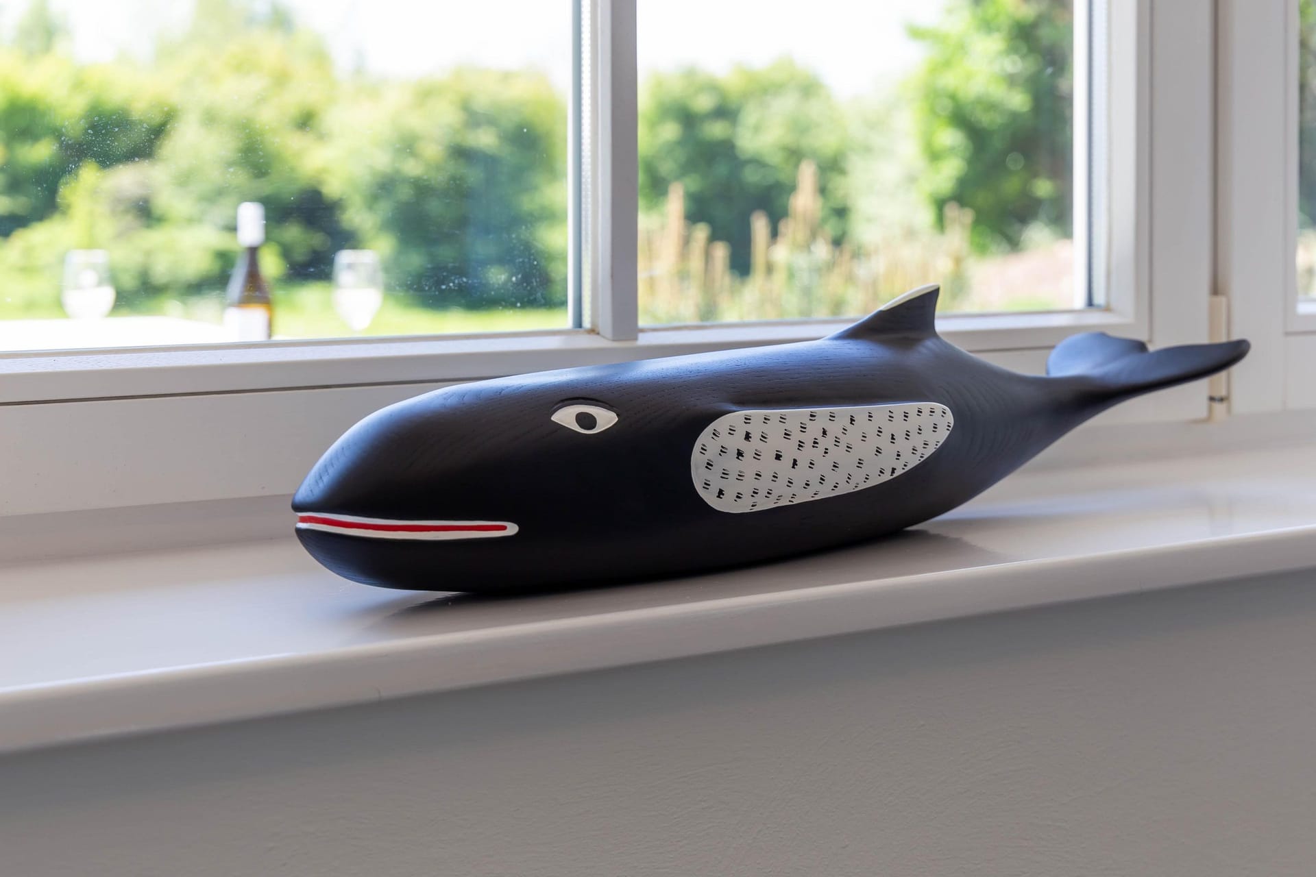 Dekorative Walfigur auf Fensterbank