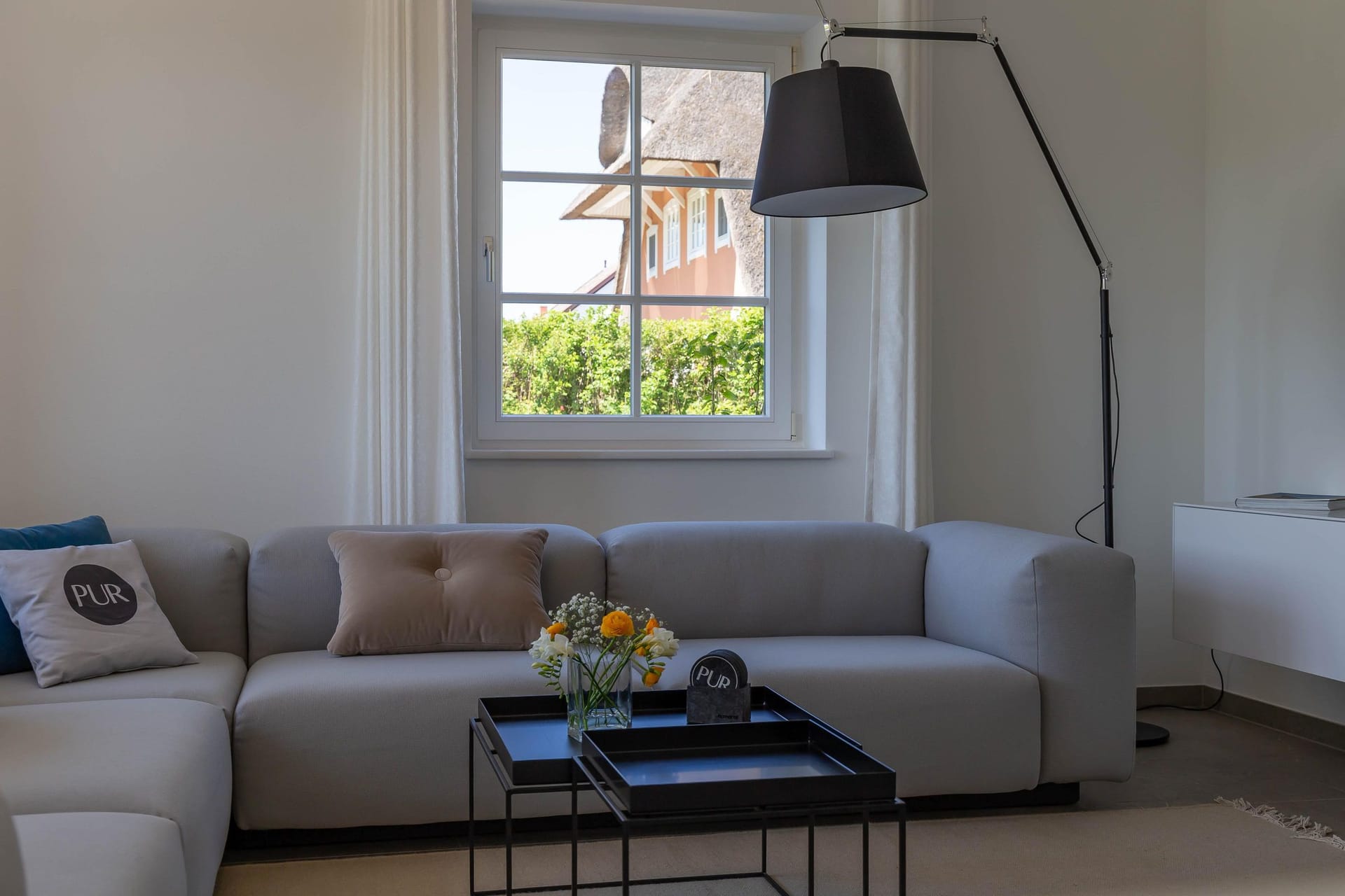 Heller Wohnbereich mit Sofa und Tisch
