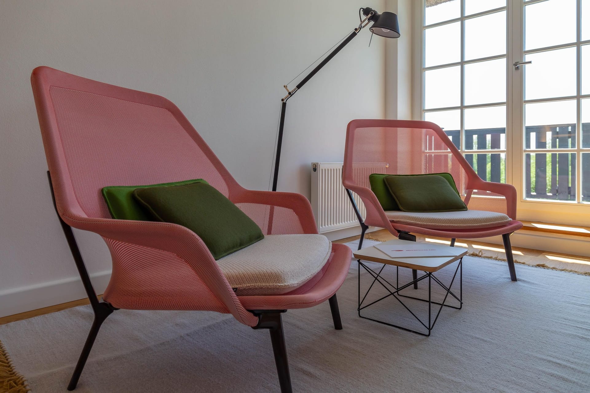 Modernes Wohnzimmer mit pinken Sesseln