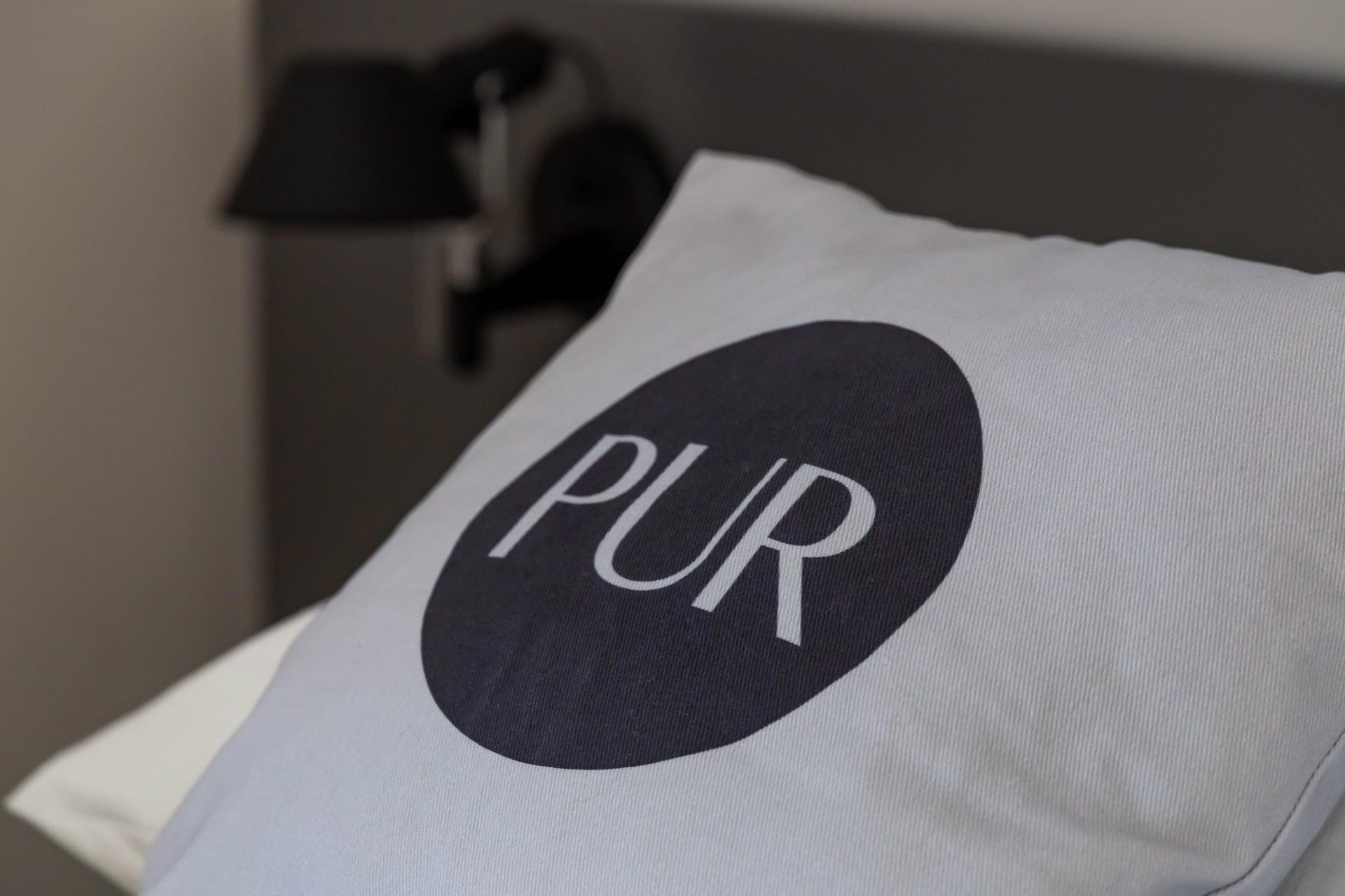 Schlafzimmer mit Kissen 'PUR'