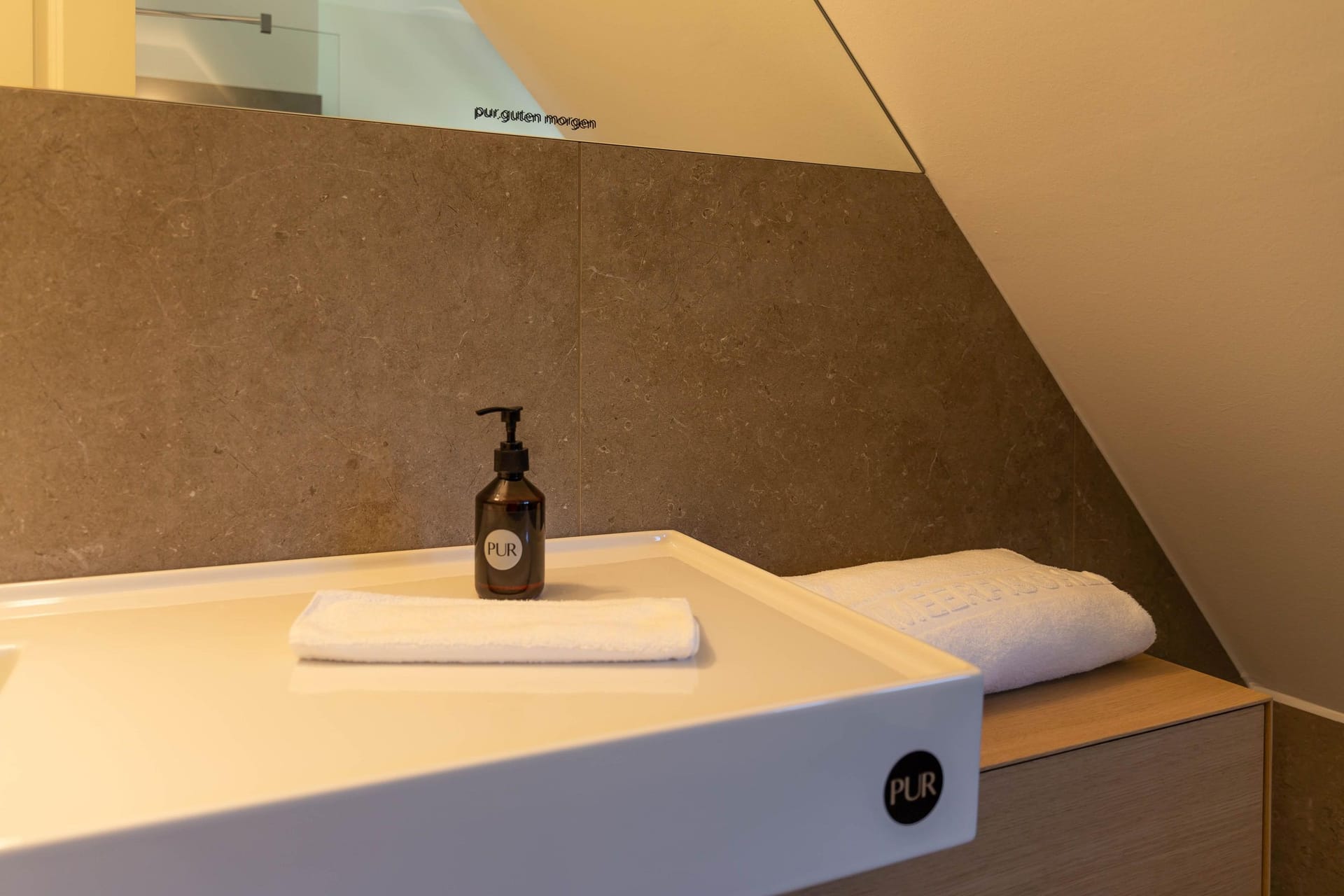 Modernes Badezimmer mit elegantem Waschbecken