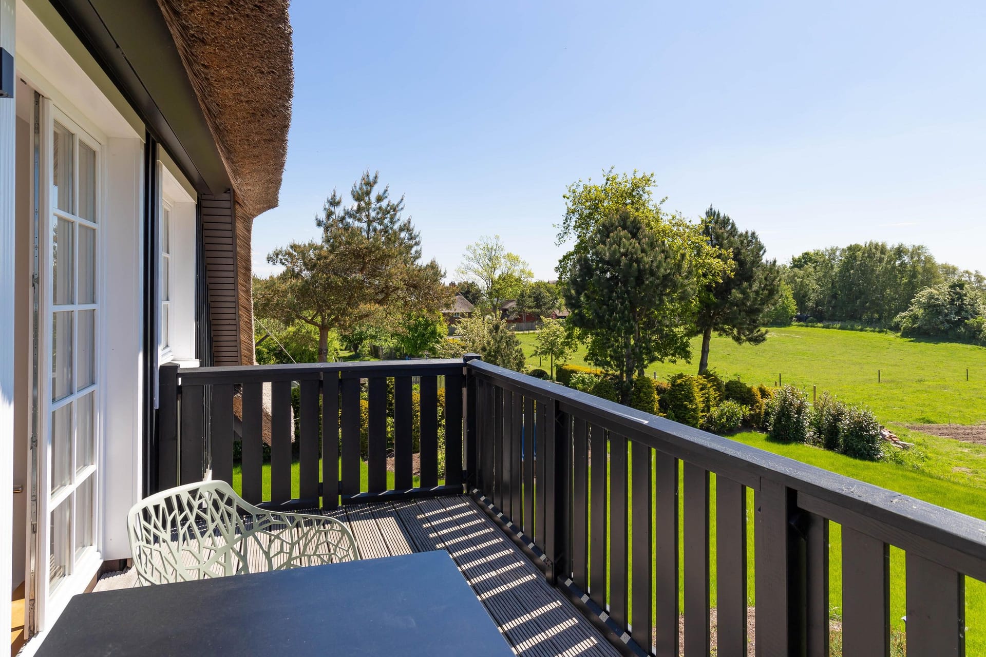 Balkon mit Tisch und Stuhl