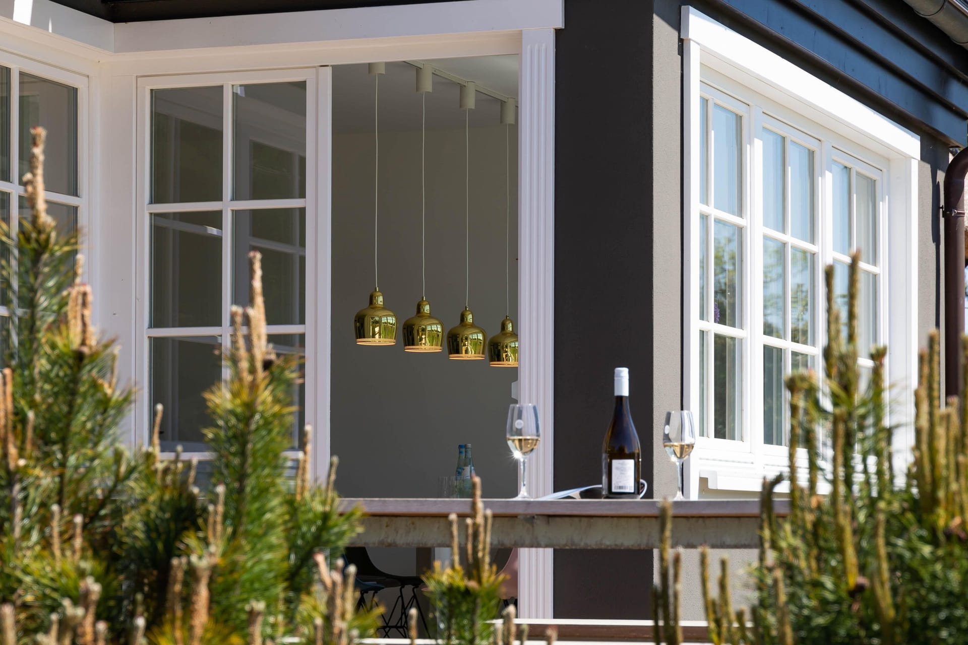 Balkon mit Hängelampen und Blick auf die Natur