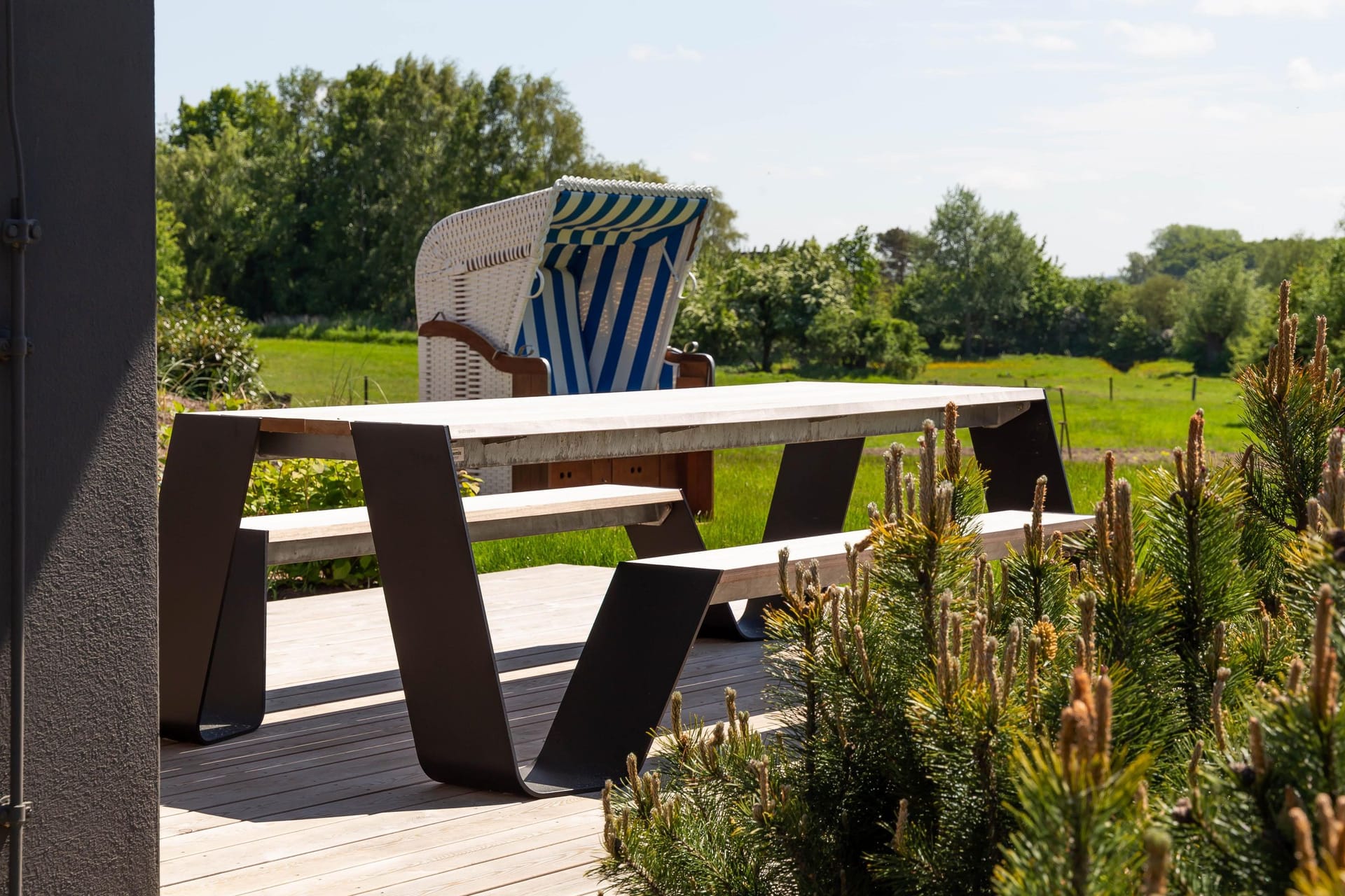 Terrasse mit modernem Tisch und Stühlen